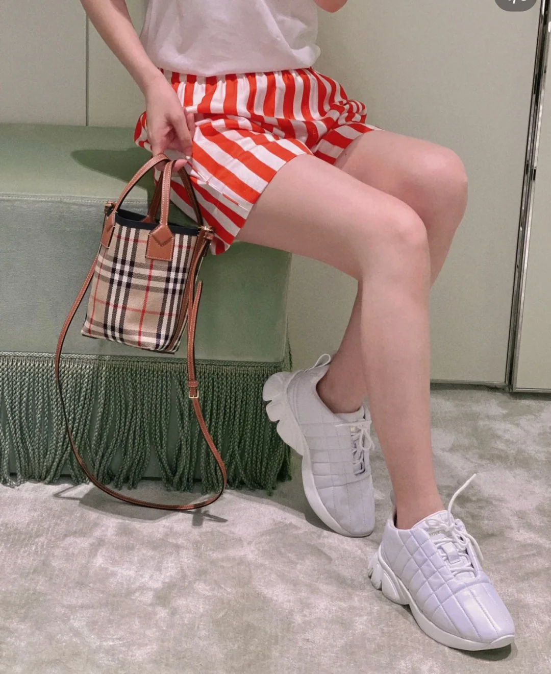 버버리 레트로 미니 버킷 가방 상세 이미지 13