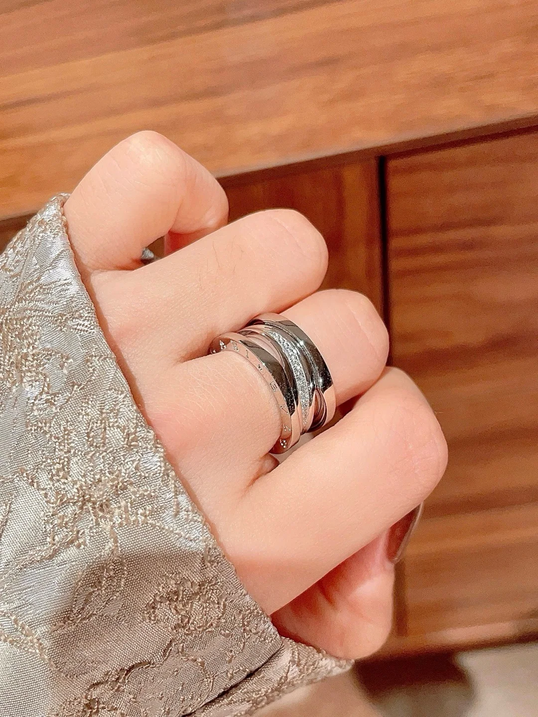 불가리 B.zero 1 Rock 다이아몬드 장식 반지 상세 이미지 9