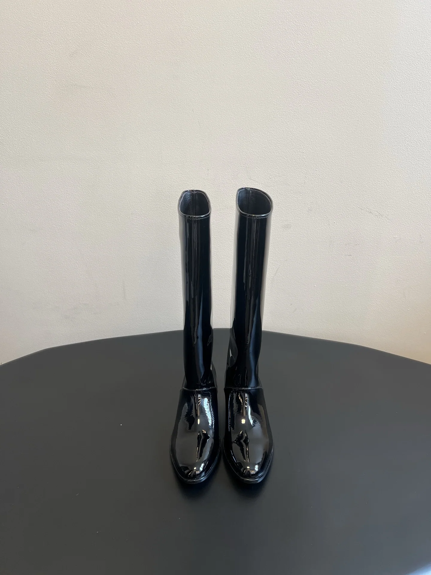 샤넬 부츠 여성 가죽 메탈로고 굽장식 상세 이미지 2