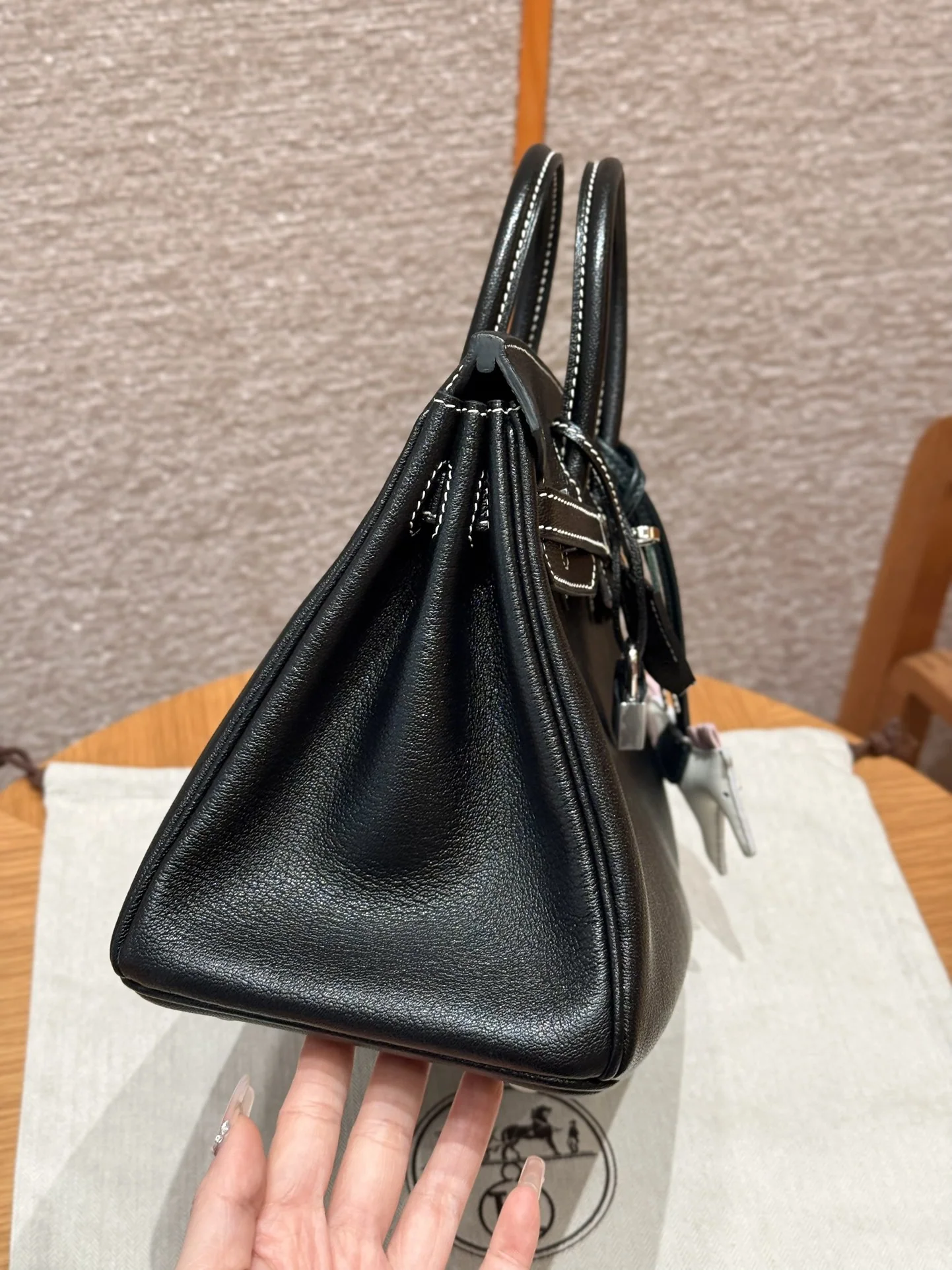 에르메스 버킨 25 블랙 염소가죽 가방 상세 이미지 4