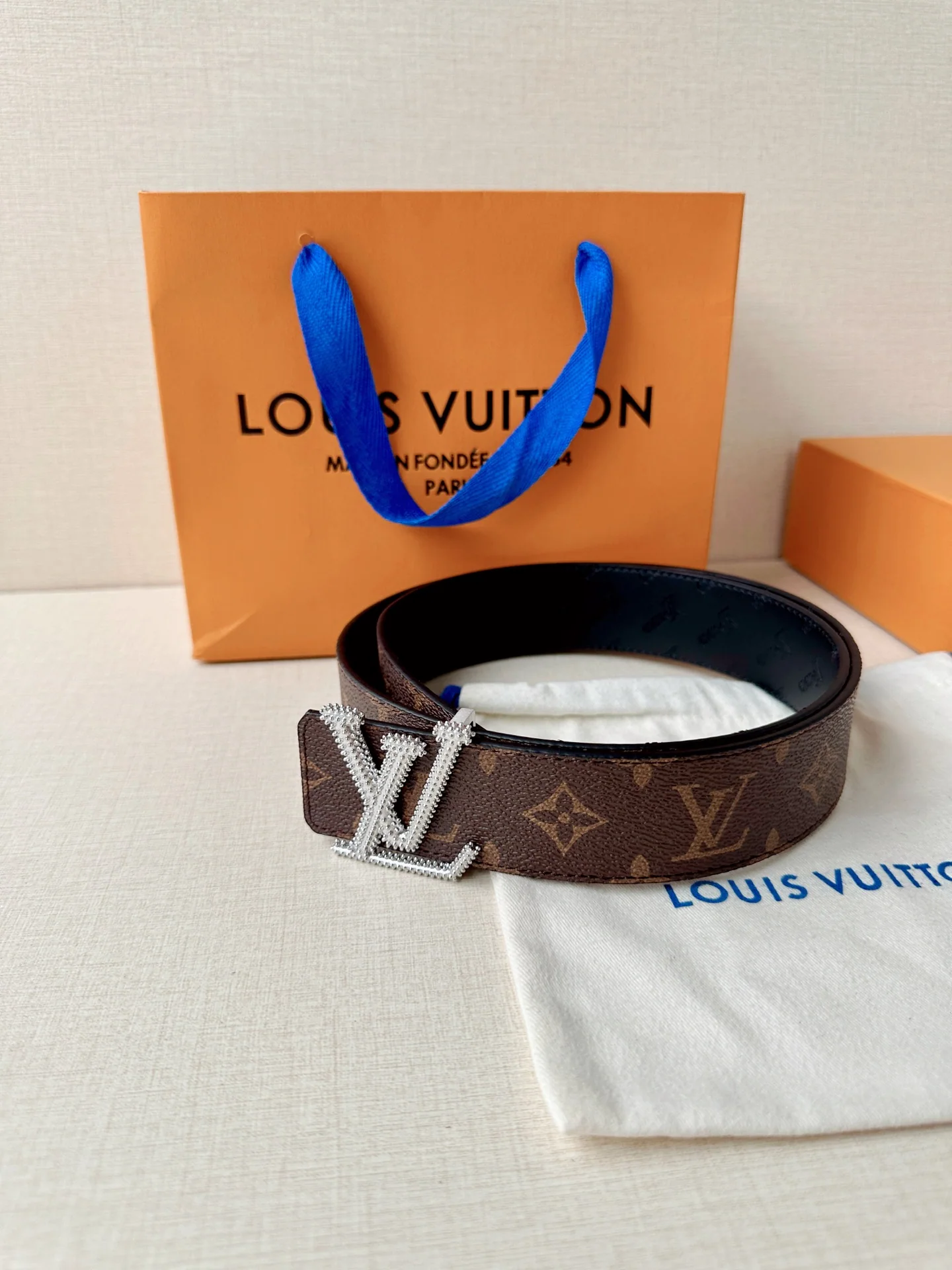 루이비통 LV 이니셜 스터드 리버서블 가죽 벨트 상세 이미지 7