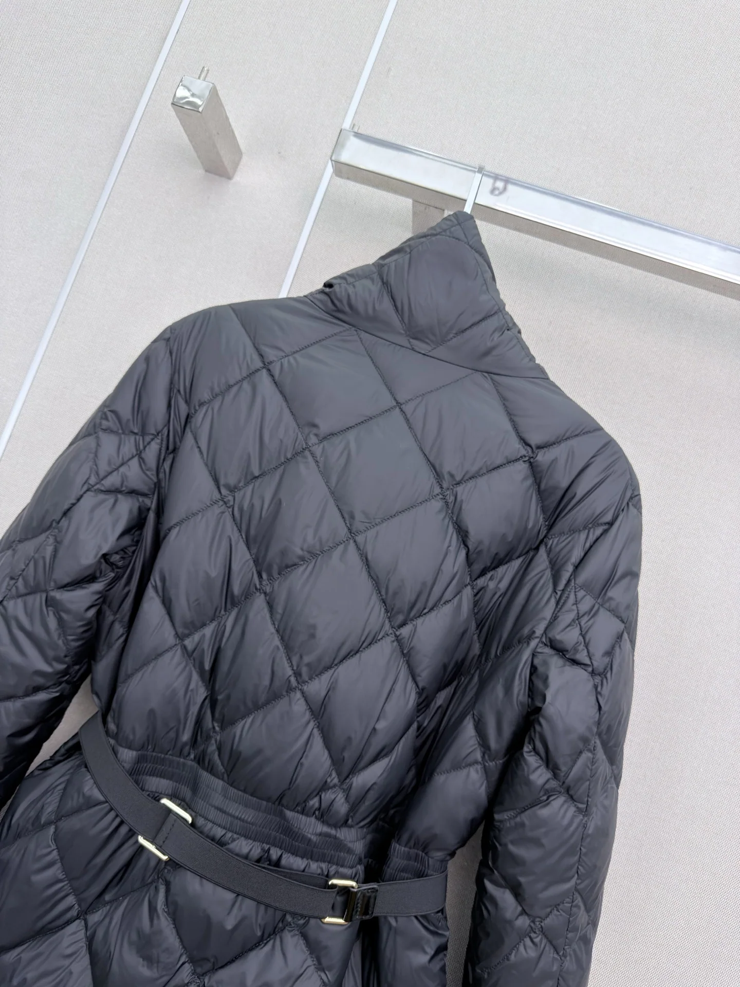 막스마라 스탠드 카라 다이아몬드 패턴 여성 패딩 상세 이미지 8