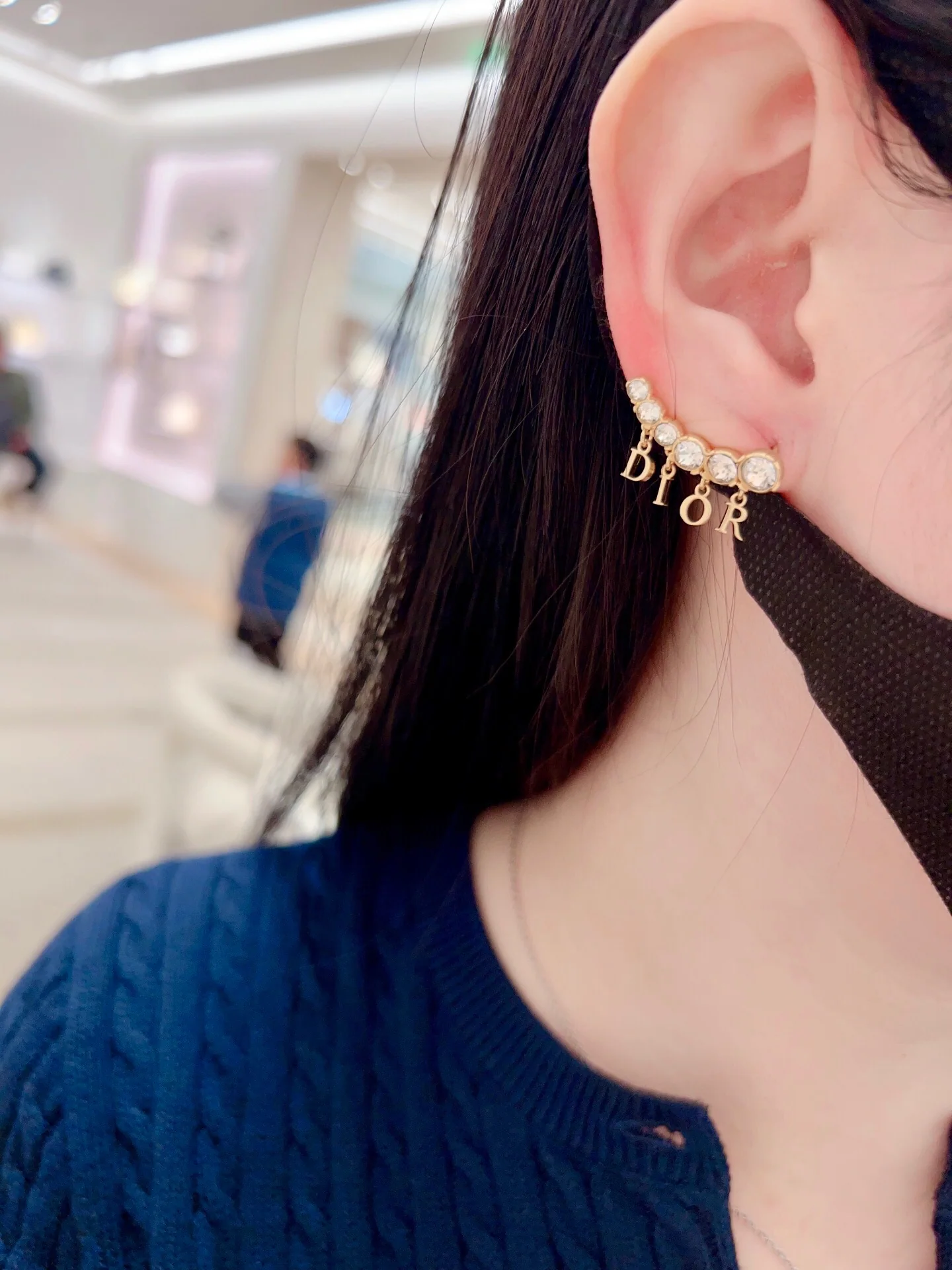 디올 라인스톤 알파벳 귀걸이 상세 이미지 4