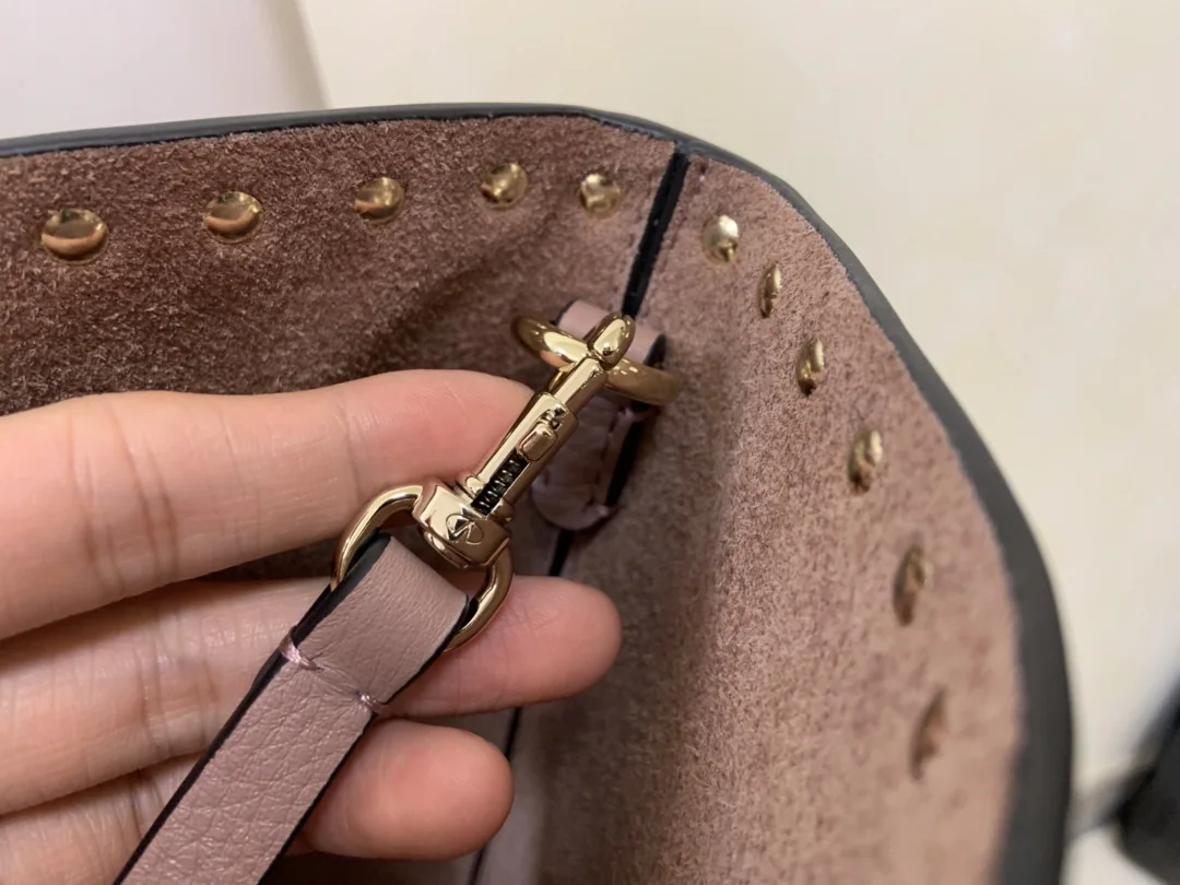 발렌티노 가라바니 락스터드 카프스킨 토트백 상세 이미지 6