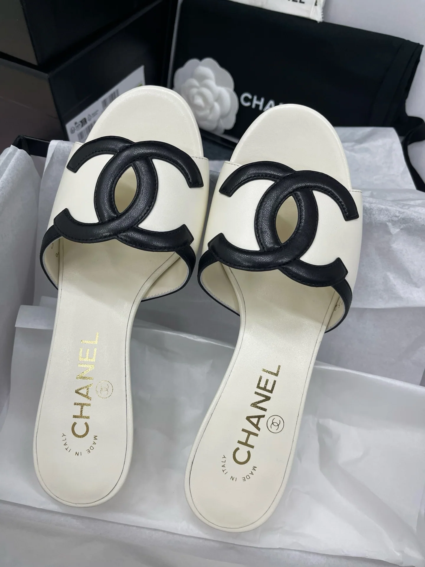 샤넬 판다 화이트 키튼 힐 샌들 149783