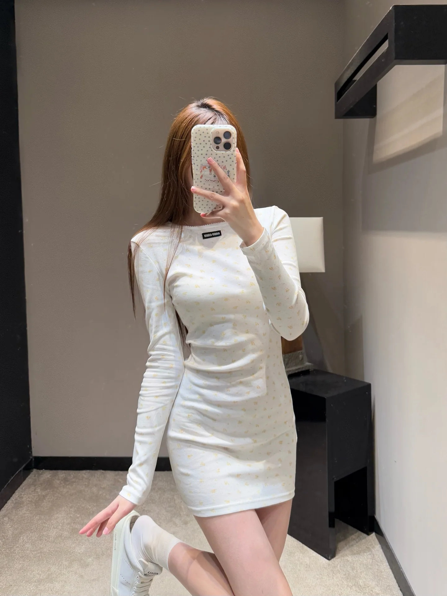 미우미우 레이스 카라 플라워 자수 롱 슬림 티셔츠 원피스 2026 SS 상세 이미지 3