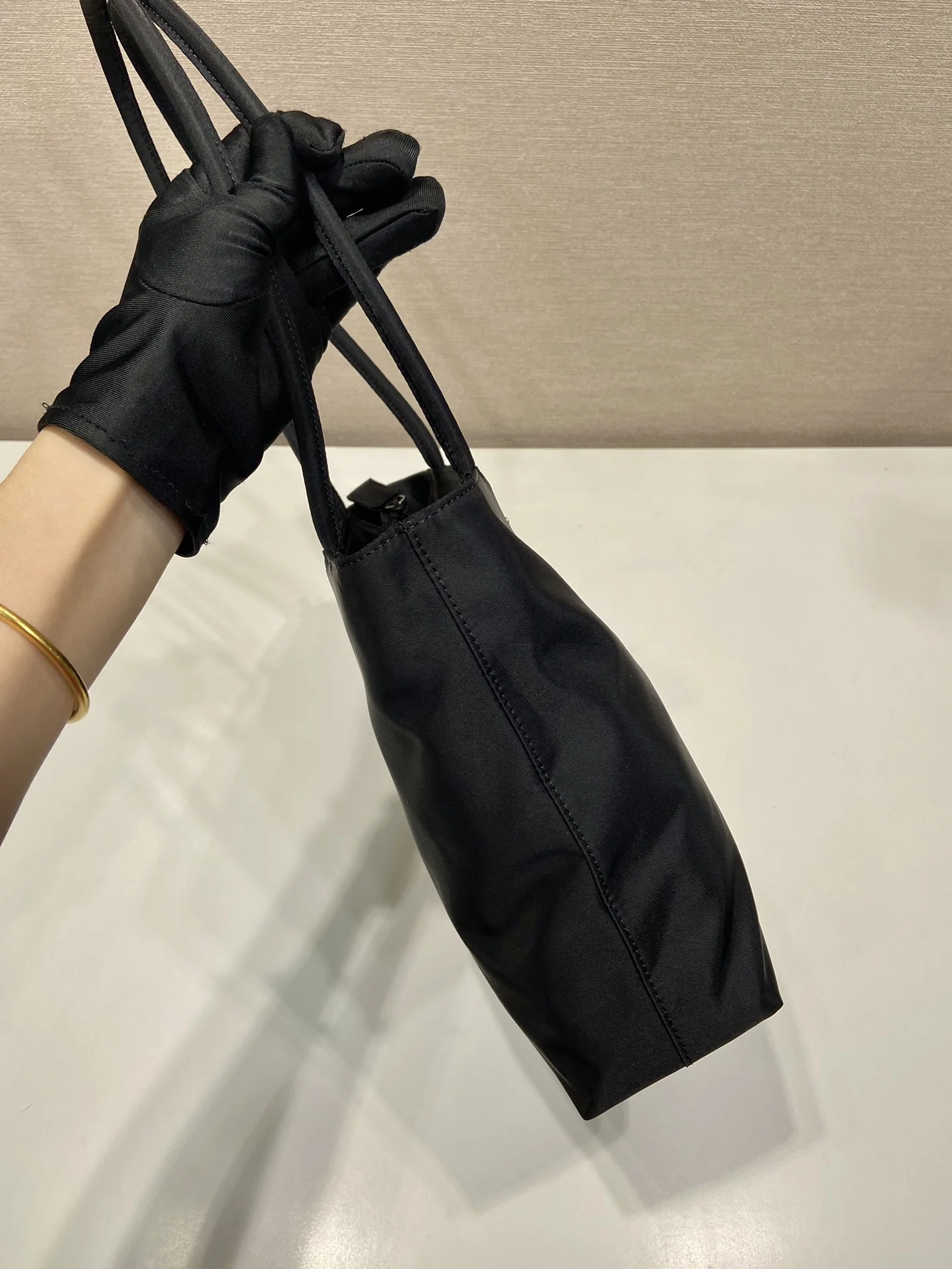 프라다 삼각 로고 나일론 토트백 상세 이미지 5