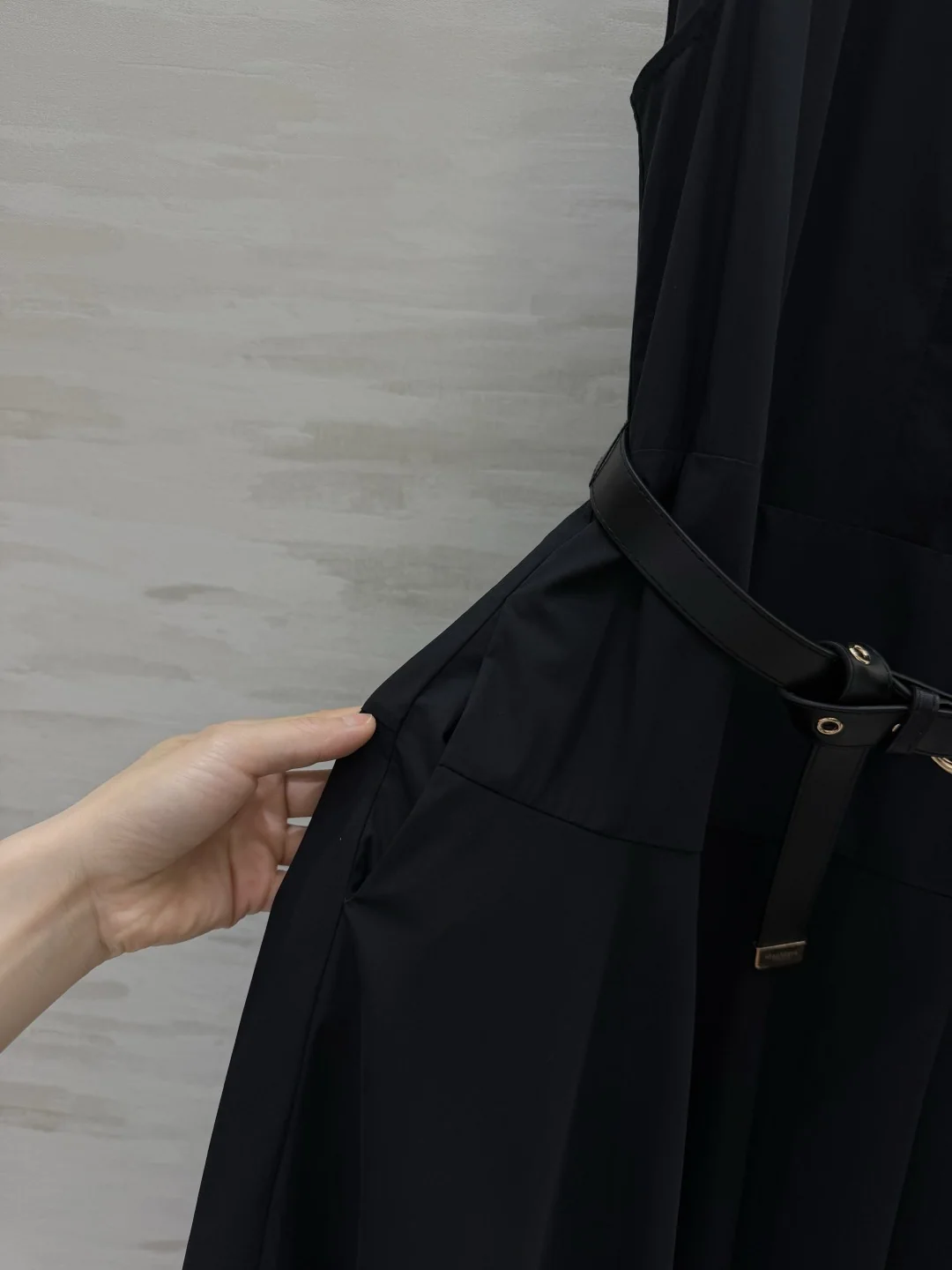 막스마라 스탠드 카라 노슬리브 가죽 벨트 원피스 상세 이미지 9