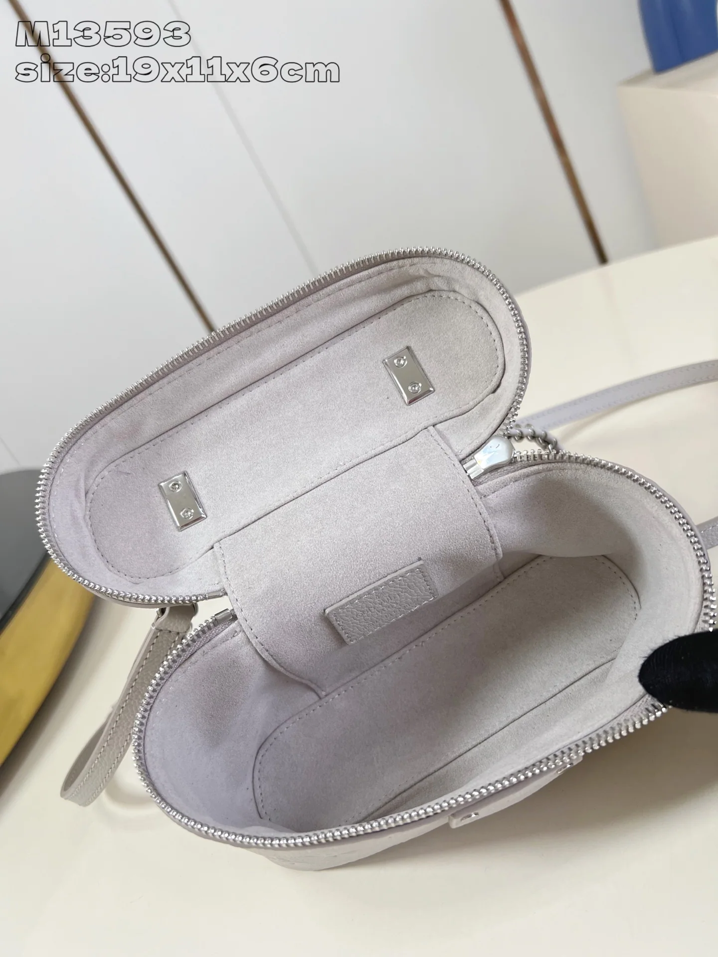 루이비통 퍼플 엠보싱 바니티 체인 파우치 M13593 상세 이미지 8