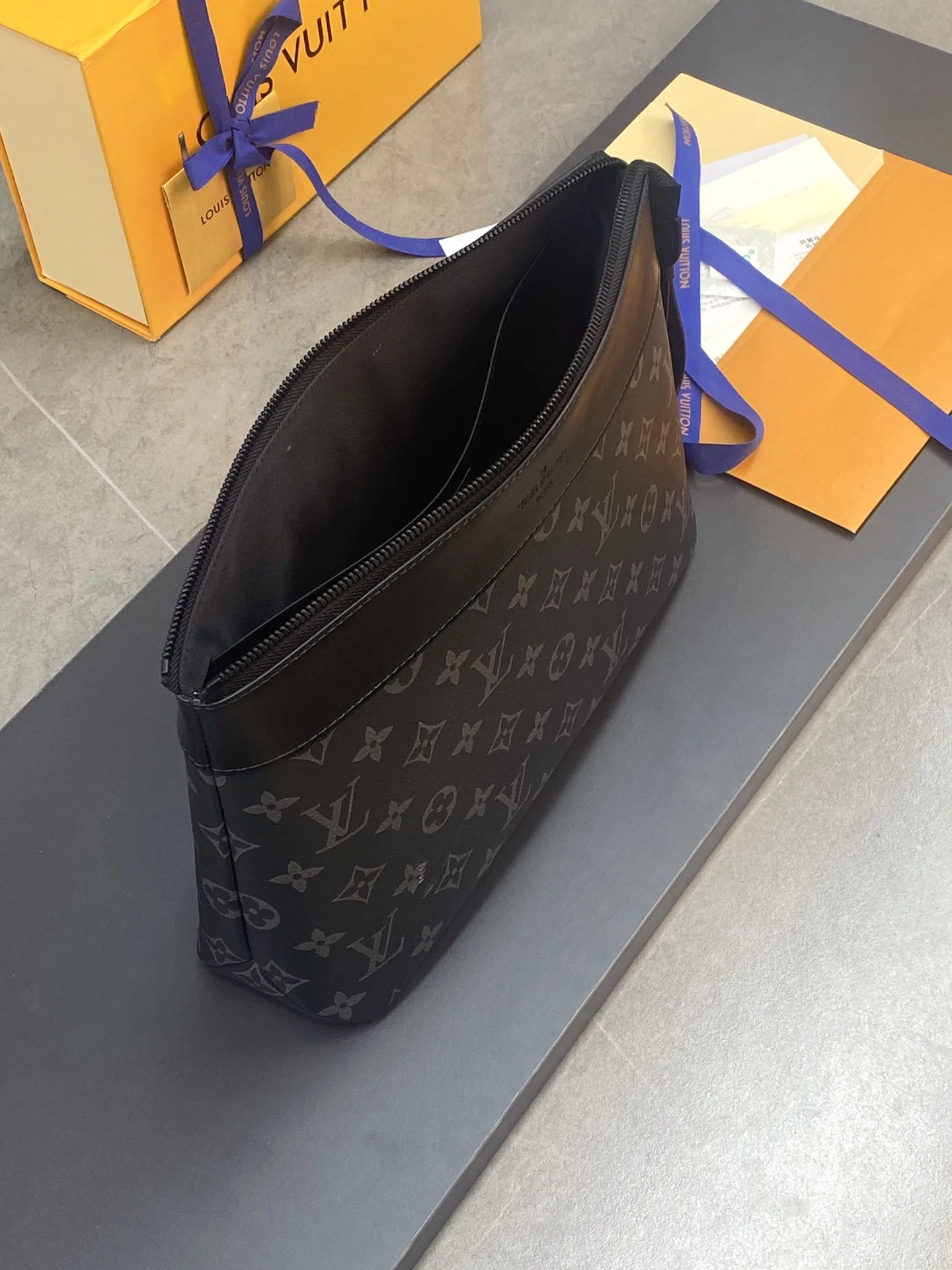루이비통 모노그램 이클립스 포쉐트 백 M82545 상세 이미지 6