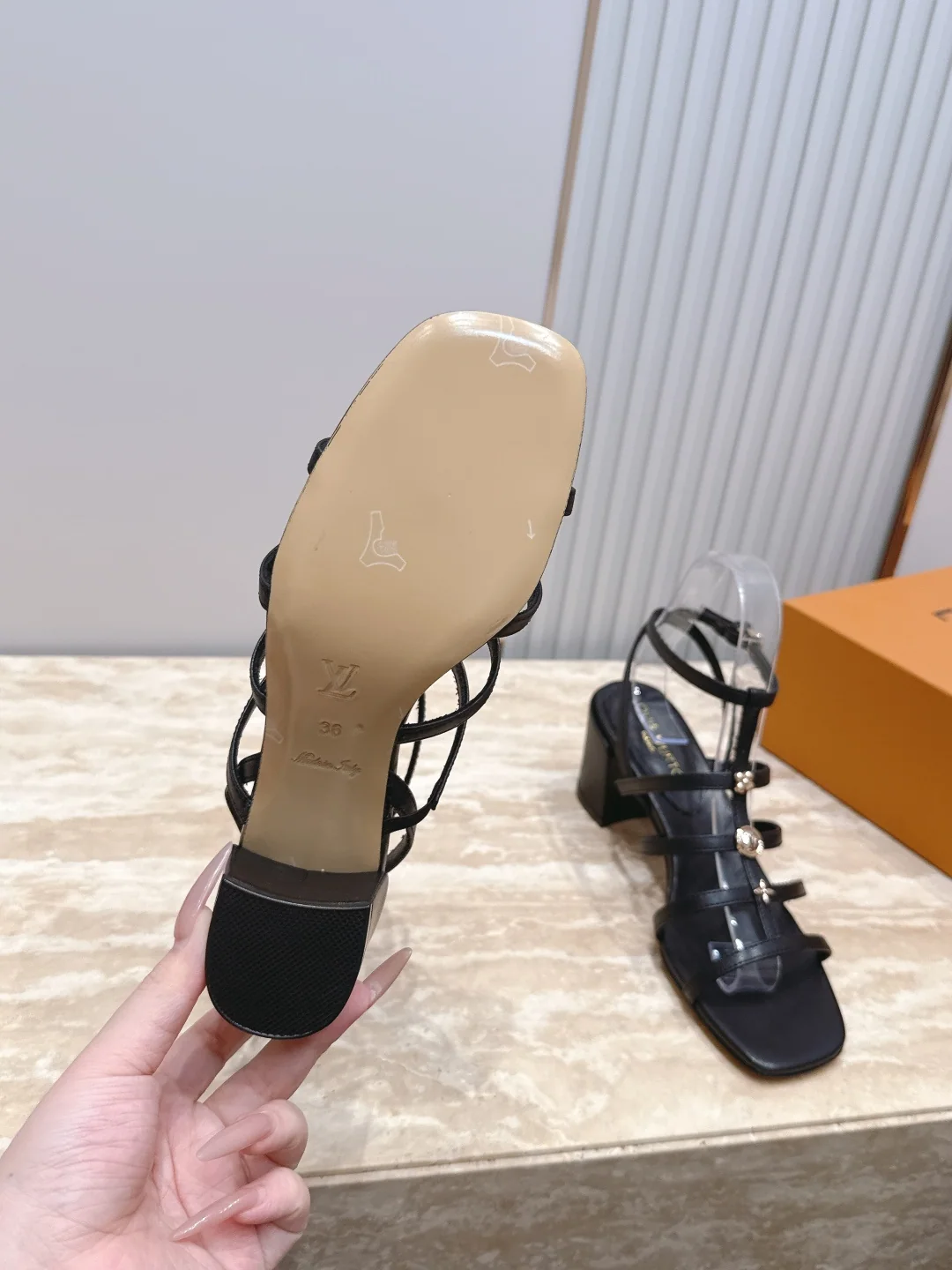 루이비통 메탈 버클 청키힐 샌들 상세 이미지 9