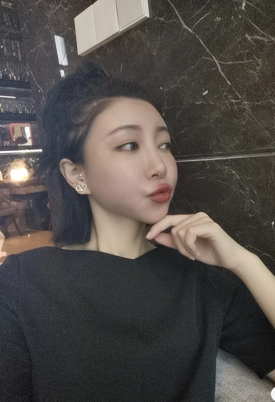 발렌티노 아이코닉 로고 귀걸이 상세 이미지 2