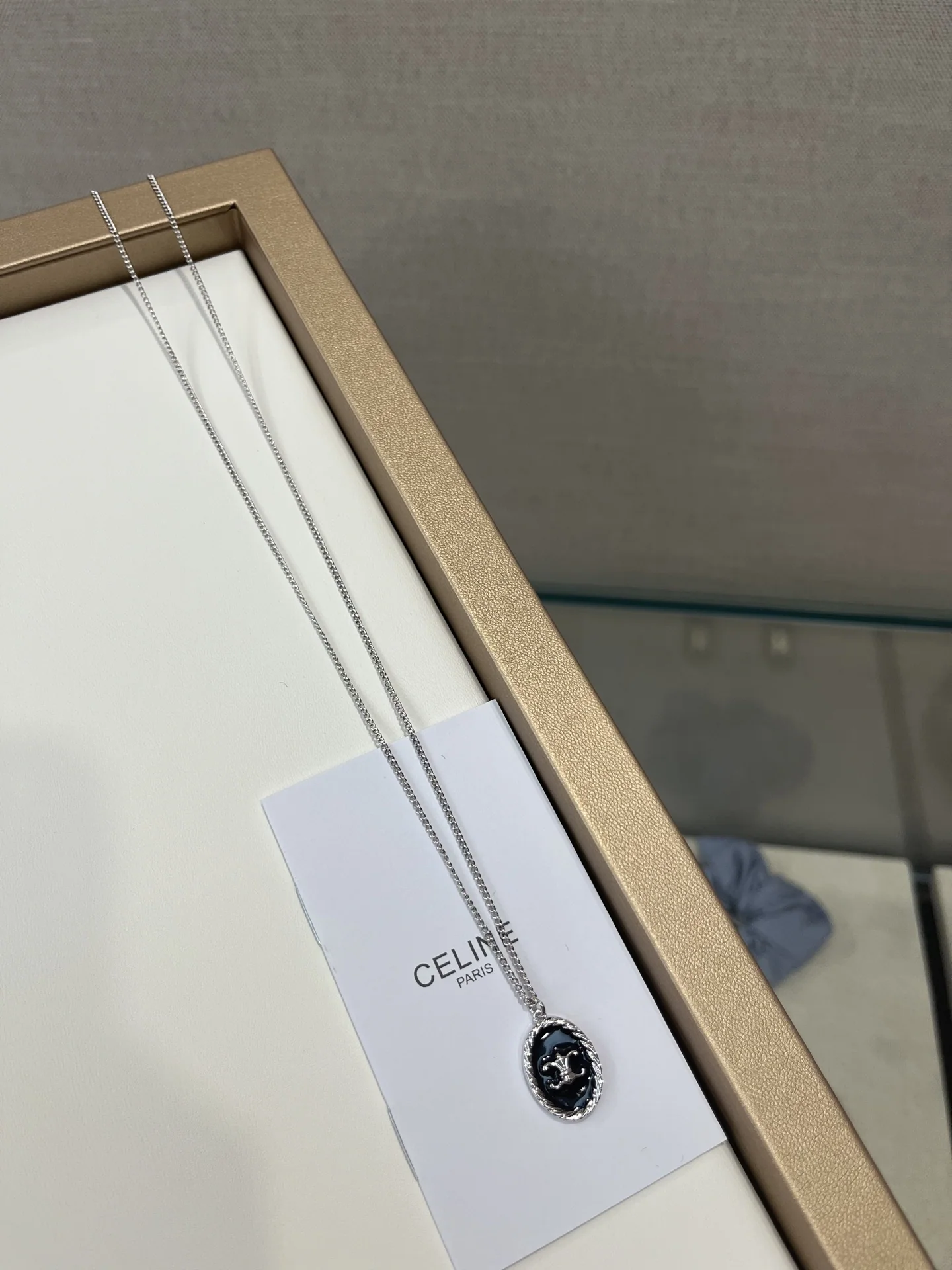 셀린느 3 D 개선문 로고 블랙 에나멜 목걸이 25SS 상세 이미지 9