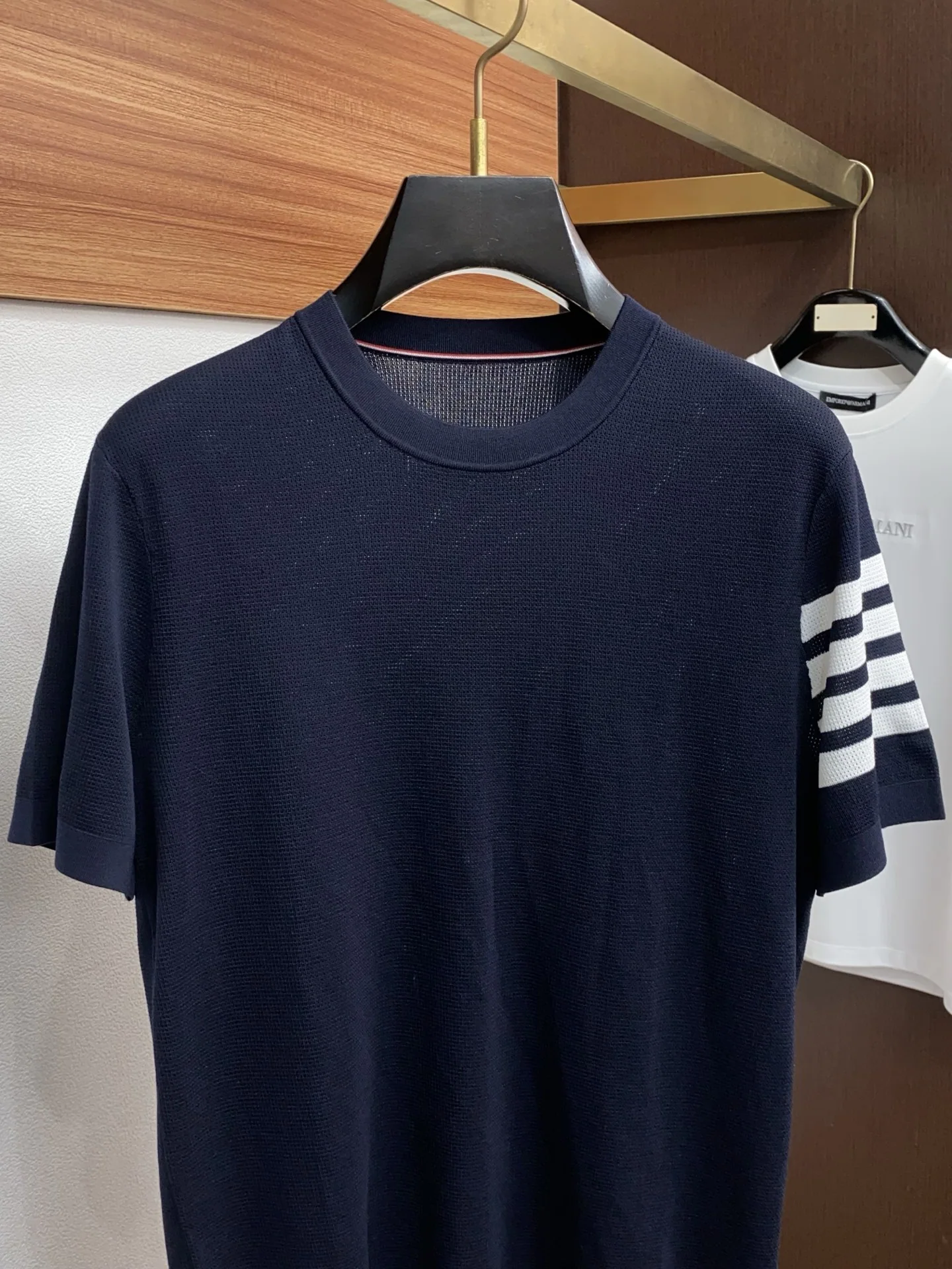 톰브라운 남성 크루넥 반팔 셔츠 상세 이미지 2