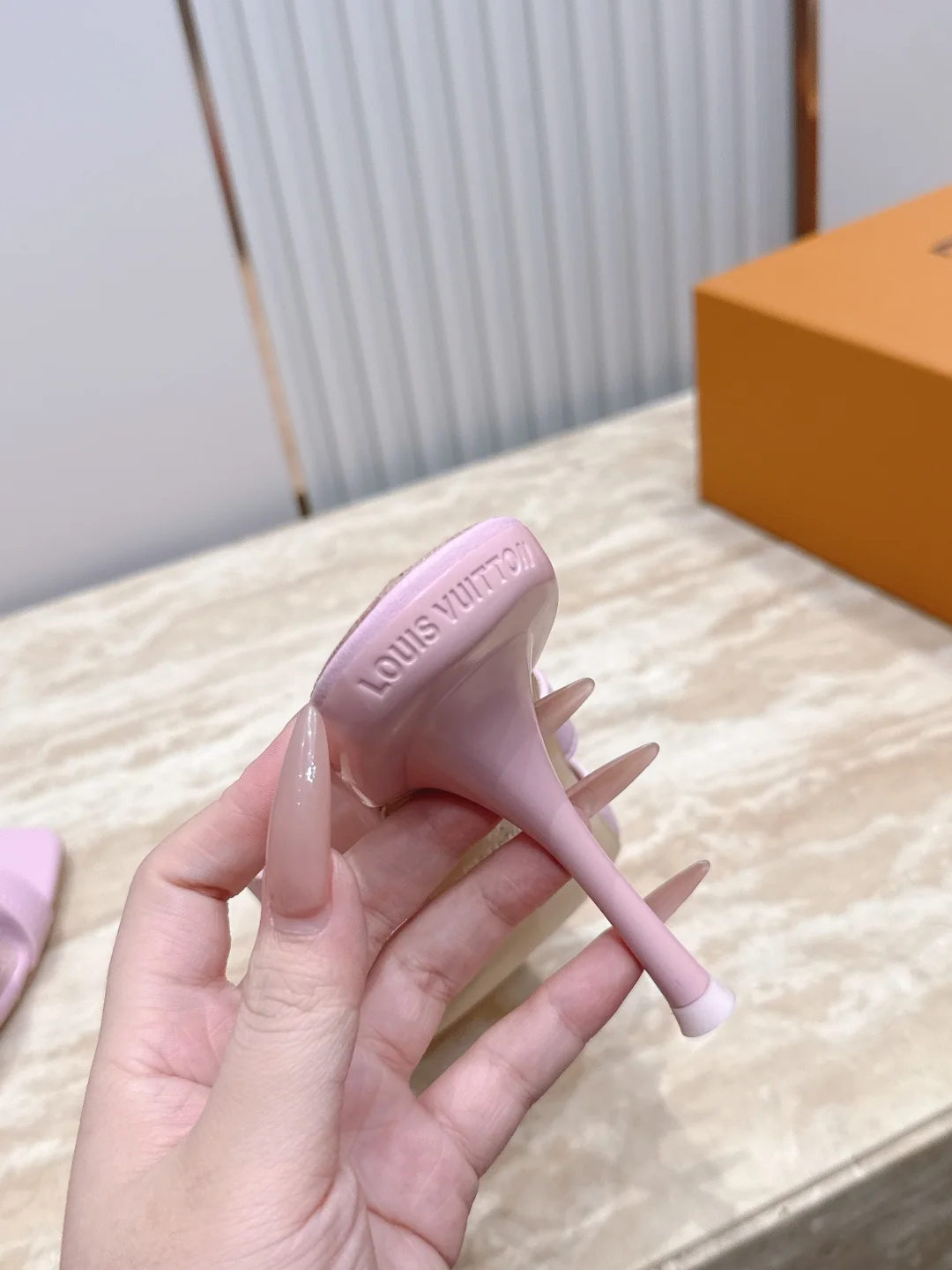 루이비통 메탈 버클 청키 힐 샌들 상세 이미지 4