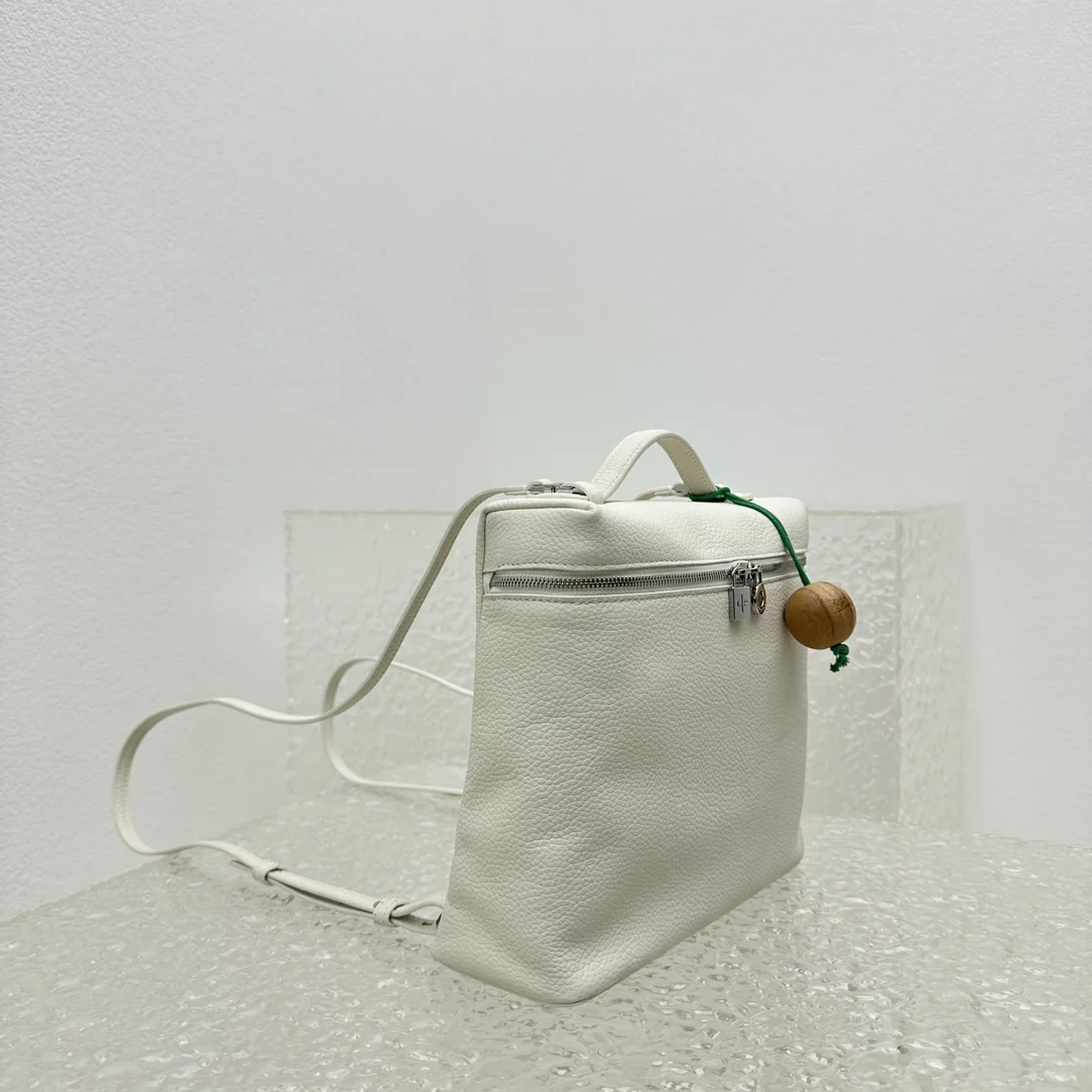 로로피아나 화이트 소가죽 백팩 상세 이미지 2
