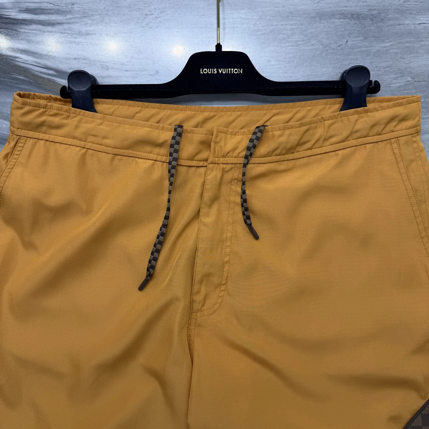 루이비통 LV 로고 실리콘 패치 남성 반바지 상세 이미지 5