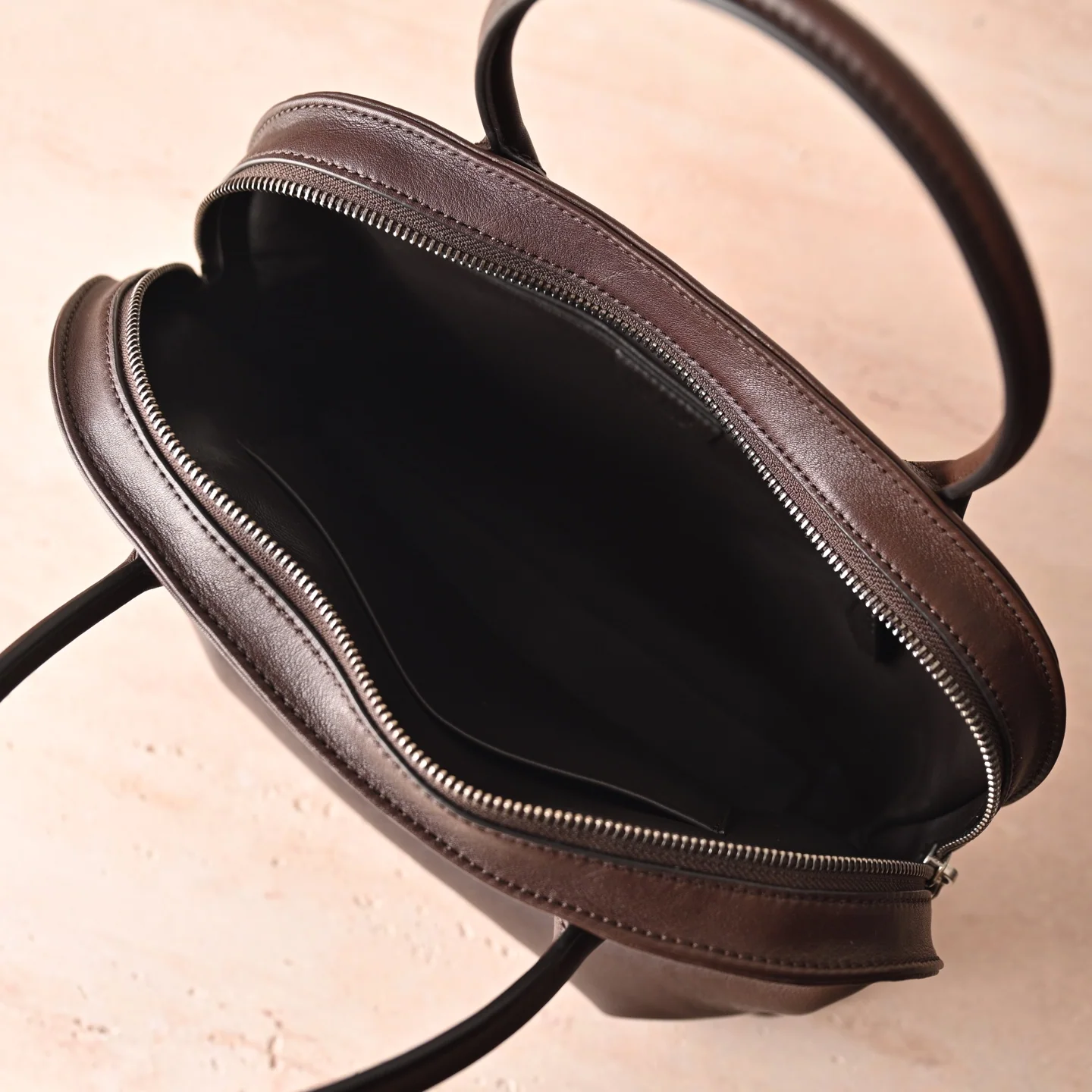 더로우 광택 안장 가죽 셔링 미니 가방 상세 이미지 9