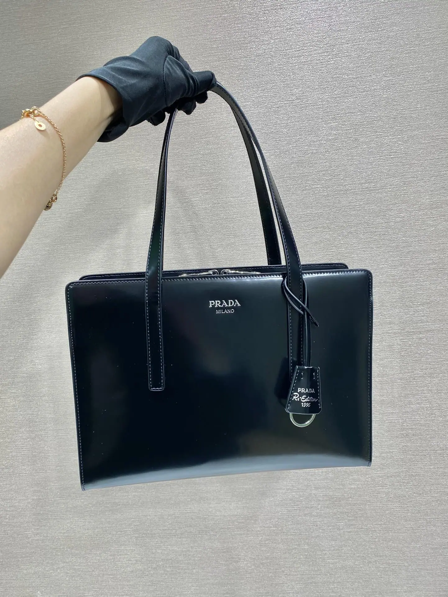 프라다 엠보싱 라벨 토트백 1BA350 상세 이미지 1