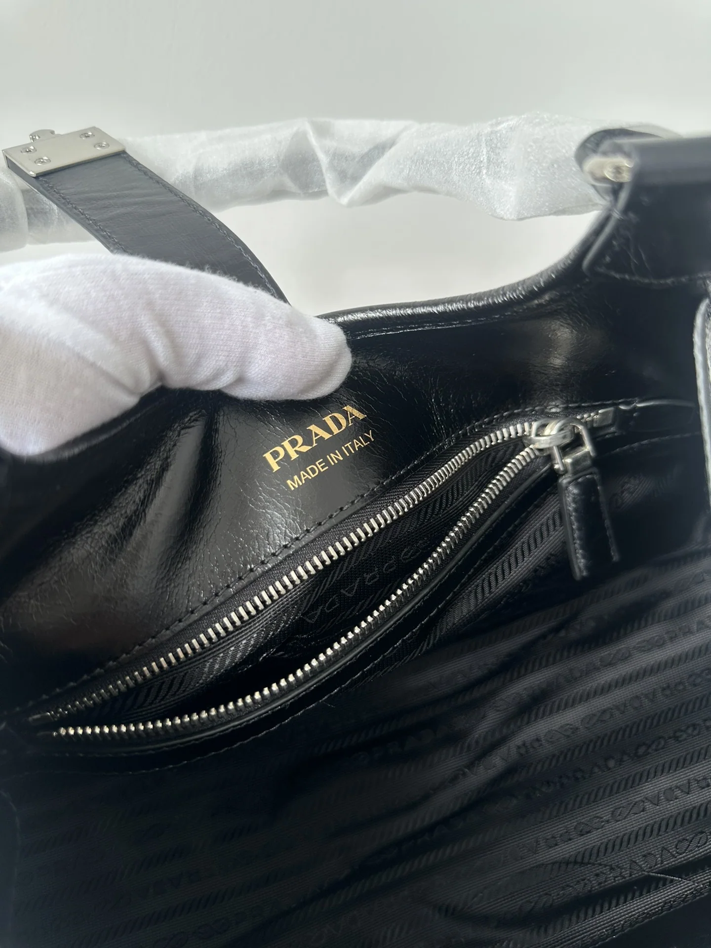 프라다 마이크로 로고 잠금 소프트 호보 가방 상세 이미지 9