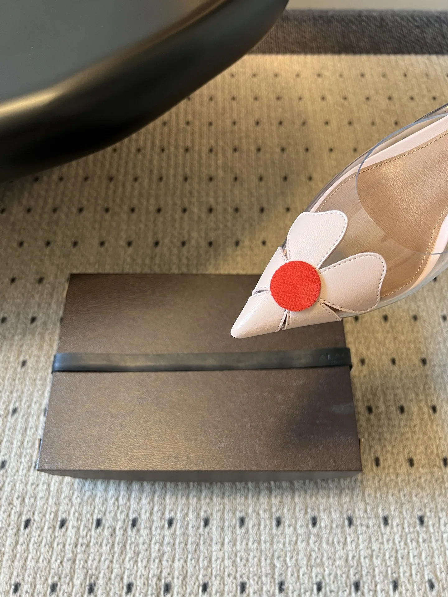 알라이아 투명 갑피 꽃잎 장식 뾰족 토 하이힐 샌들 상세 이미지 7