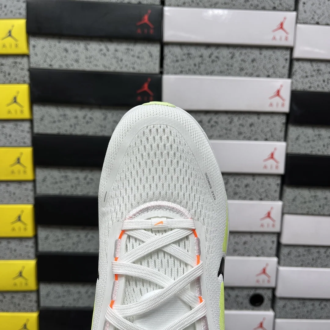 나이키 [XY] 보메로 18 HM6803-120 201546 Nike Vomero 18 White Barely Volt Black 상세 이미지 10
