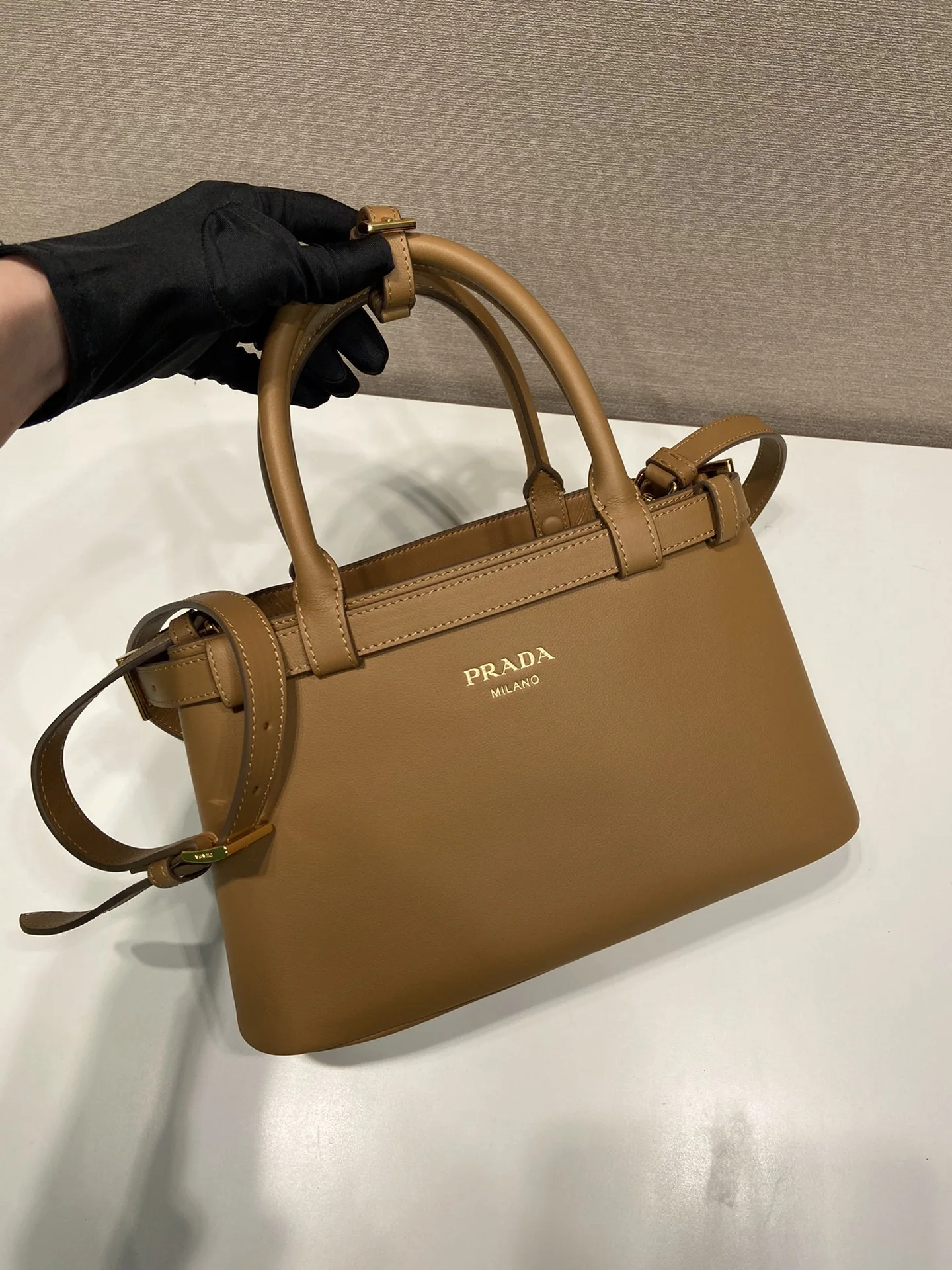 프라다 카프스킨 스몰 핸드백 1BA418 상세 이미지 2