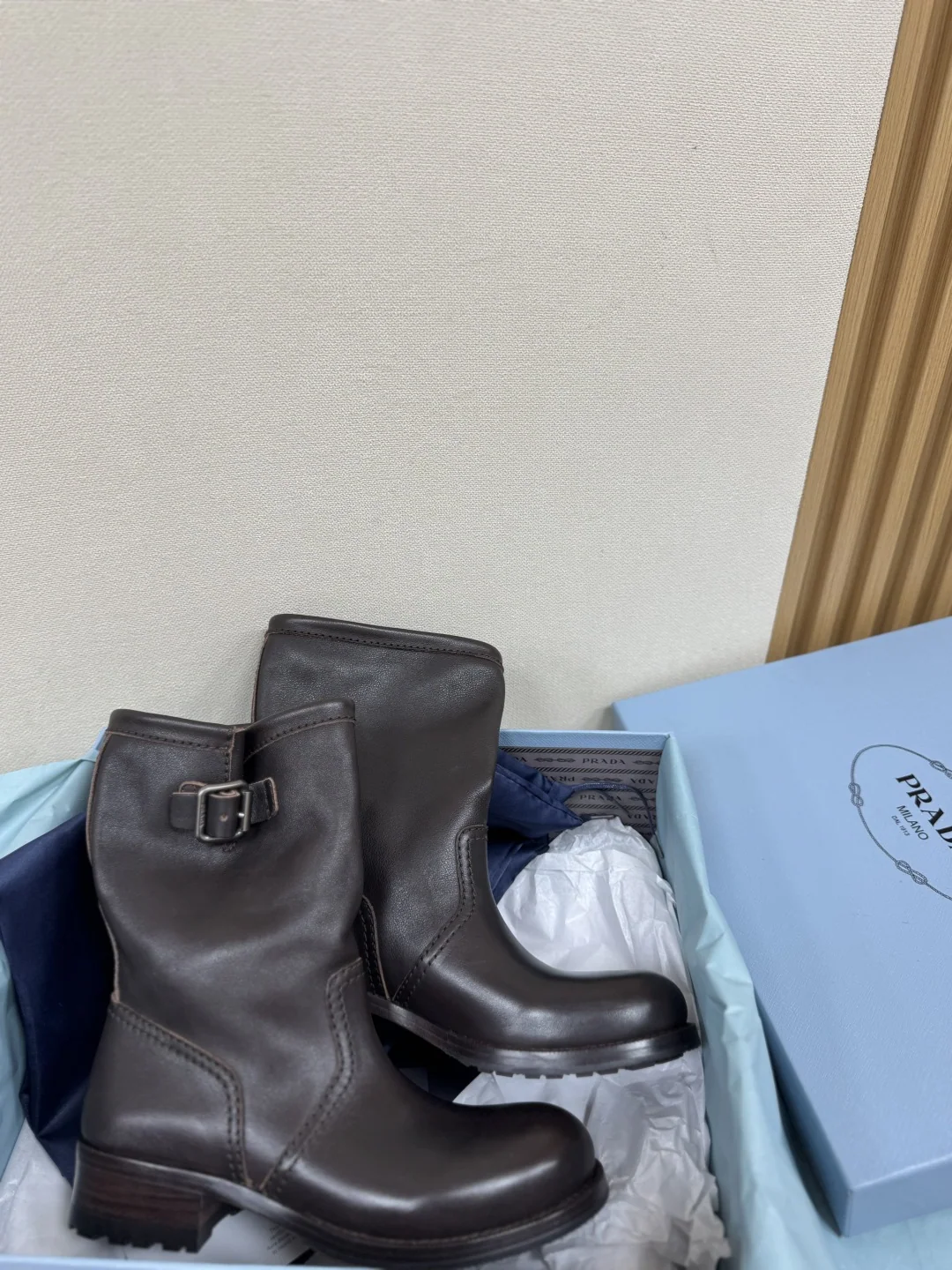 프라다 가죽 슬라우치 앵클 부츠 상세 이미지 4
