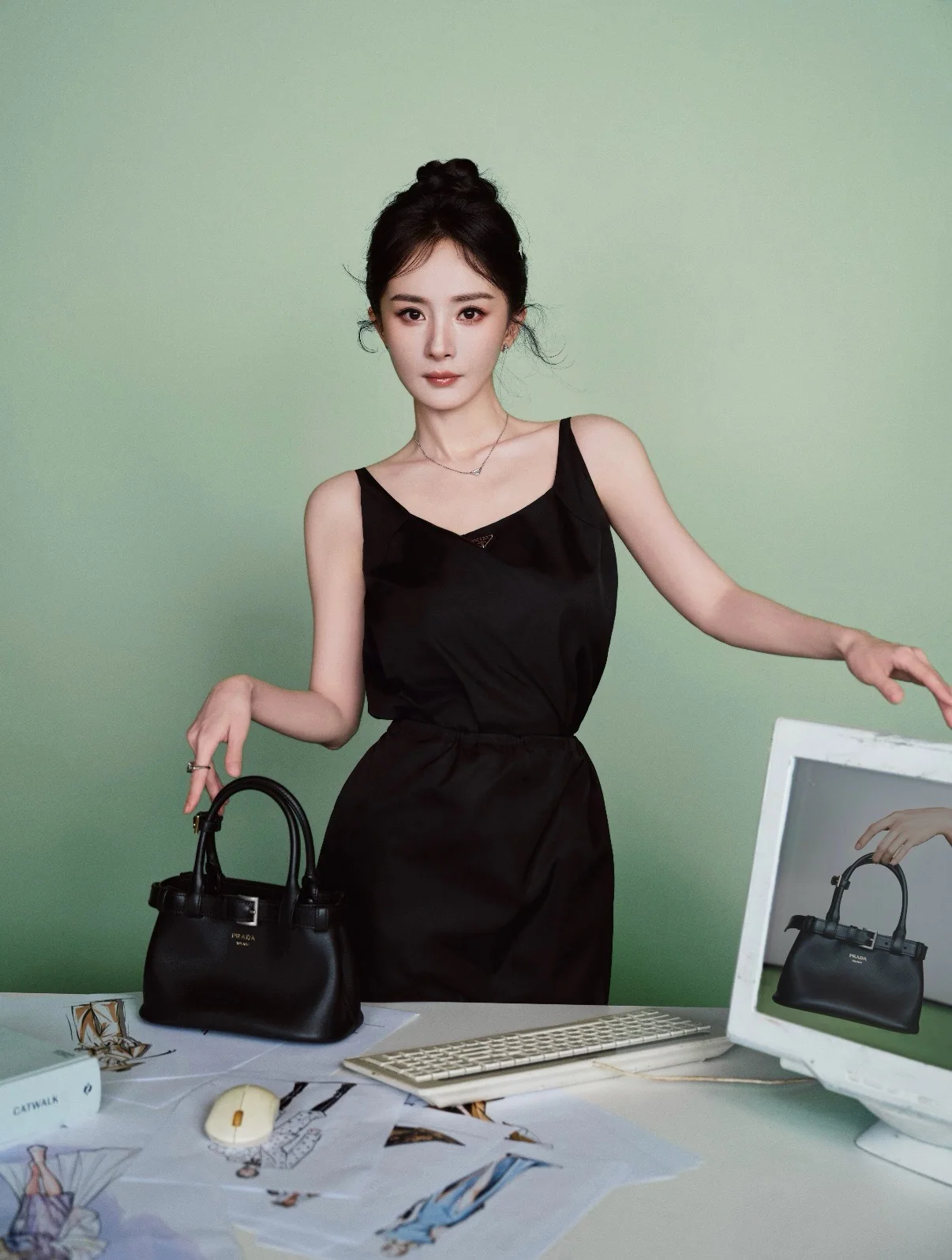프라다 리사이클 나일론 U넥 베스트 원피스 상세 이미지 4