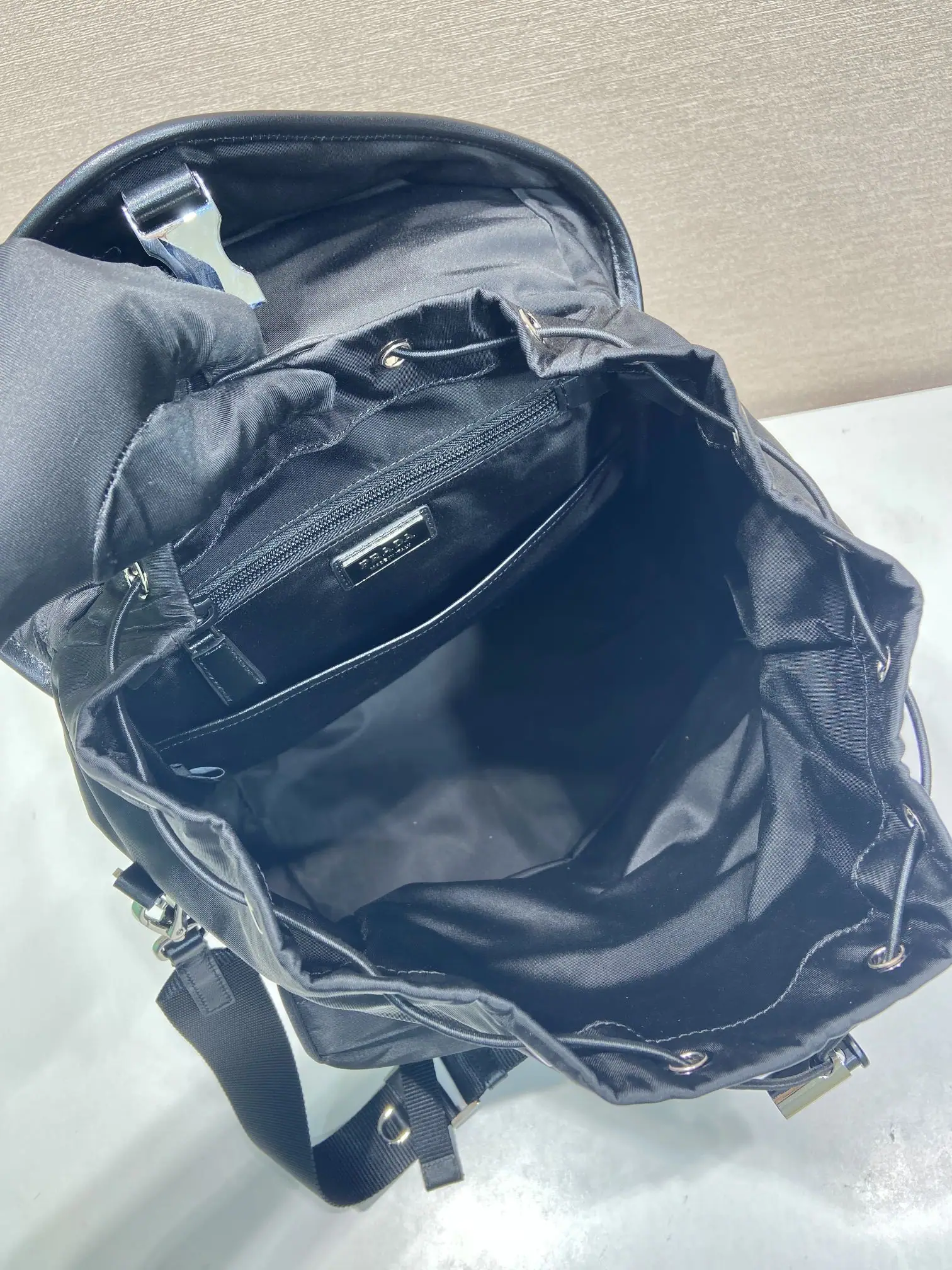 프라다 나일론 스몰 숄더백 2VZ111 상세 이미지 8
