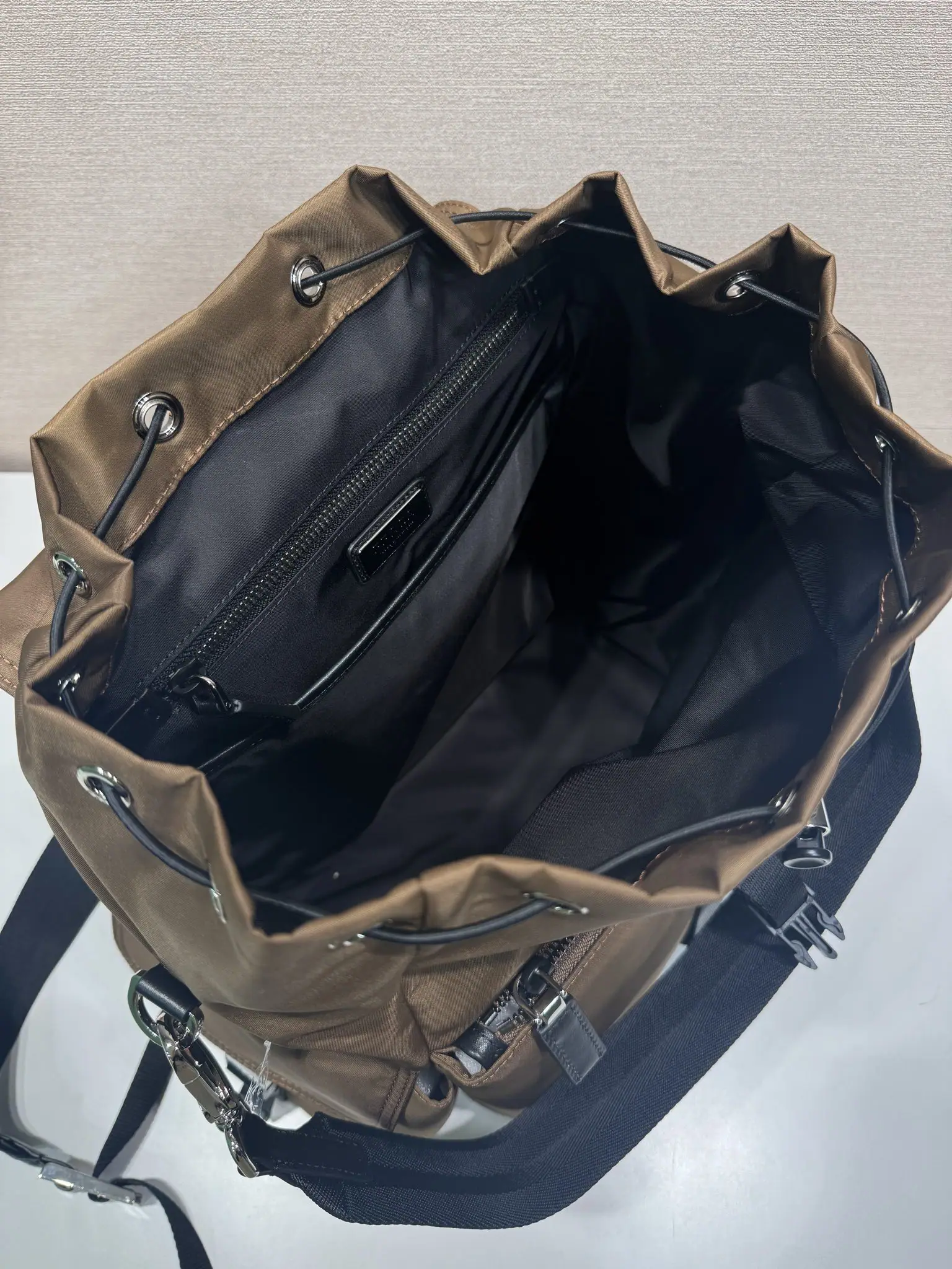 프라다 Explore 멀티포켓 나일론 백팩 2VZ118 상세 이미지 8