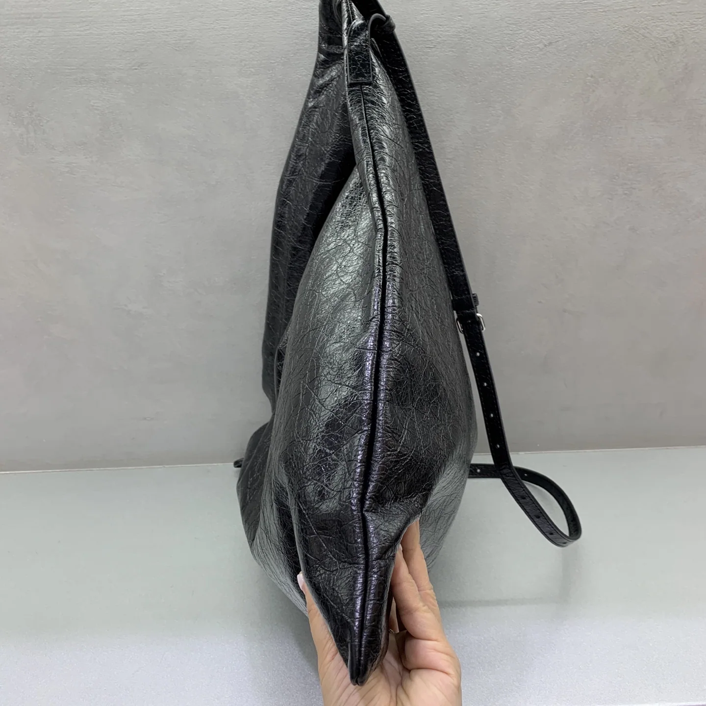 발렌시아가 쓰레기봉투 가방 대형 상세 이미지 3