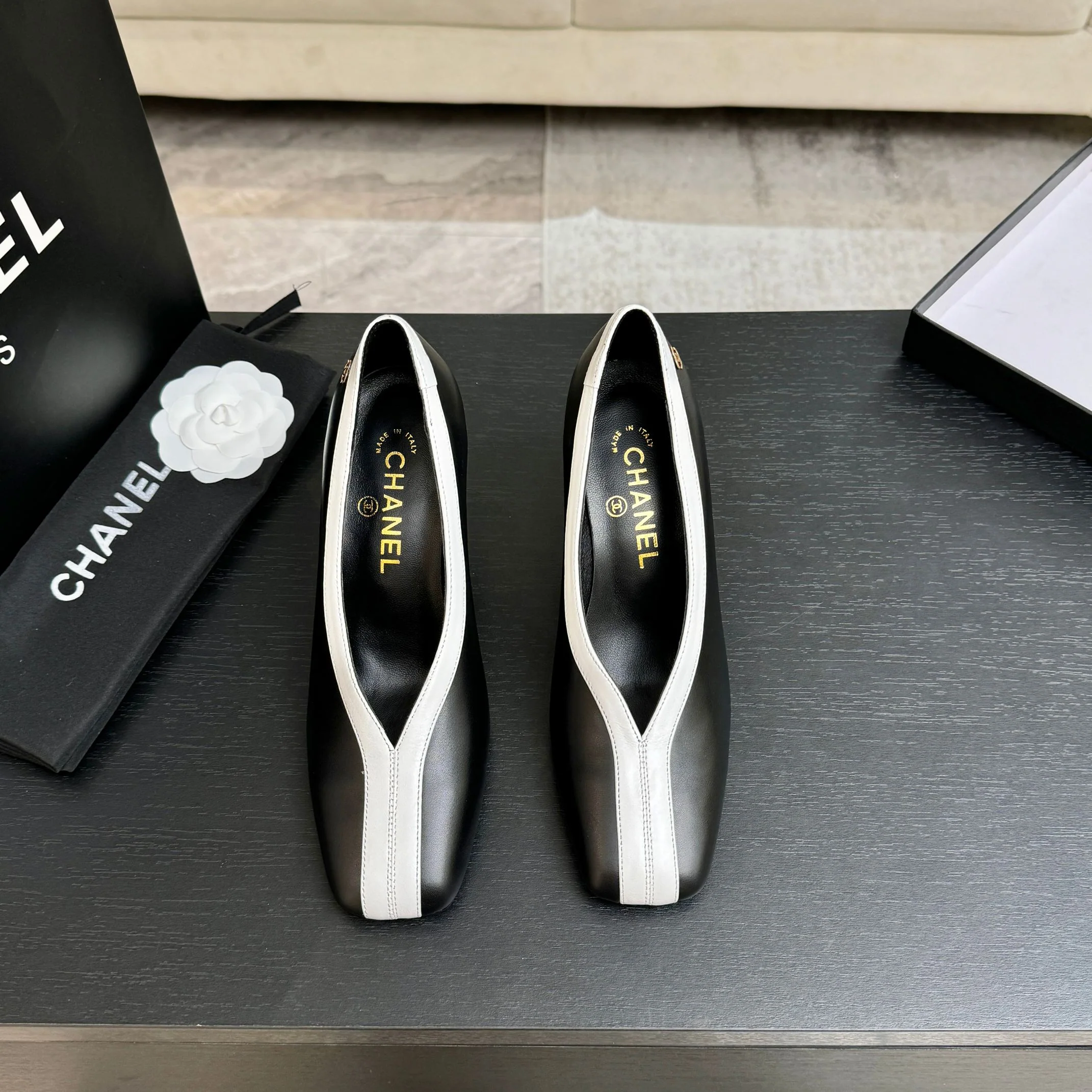 샤넬 더블 C 크로커다일 패턴 스퀘어토 하이힐 신발 상세 이미지 1