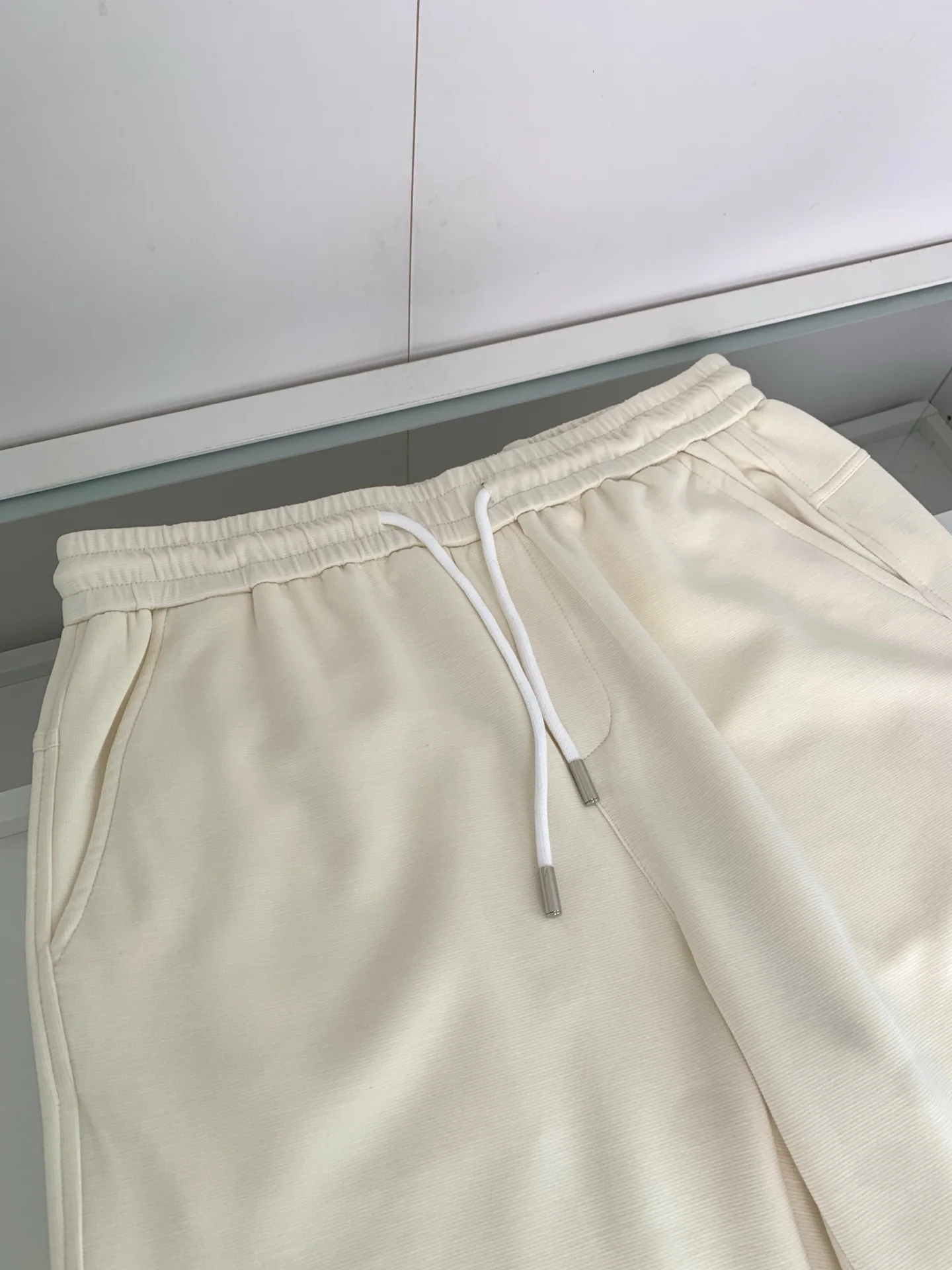 몽클레어 네이비 베이지 캐주얼 남성 반바지 상세 이미지 4