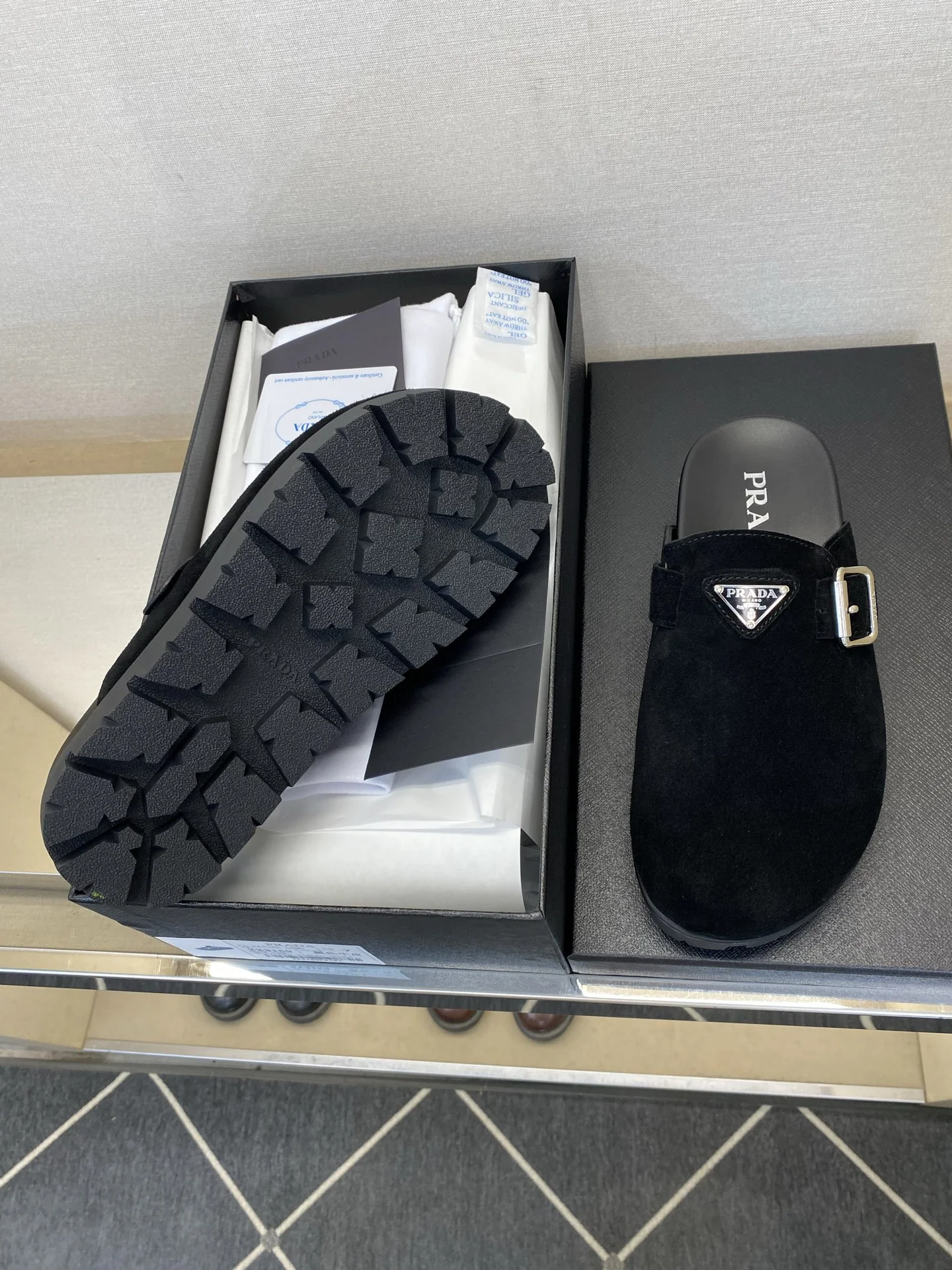 프라다 가죽 남성 뮬 상세 이미지 9