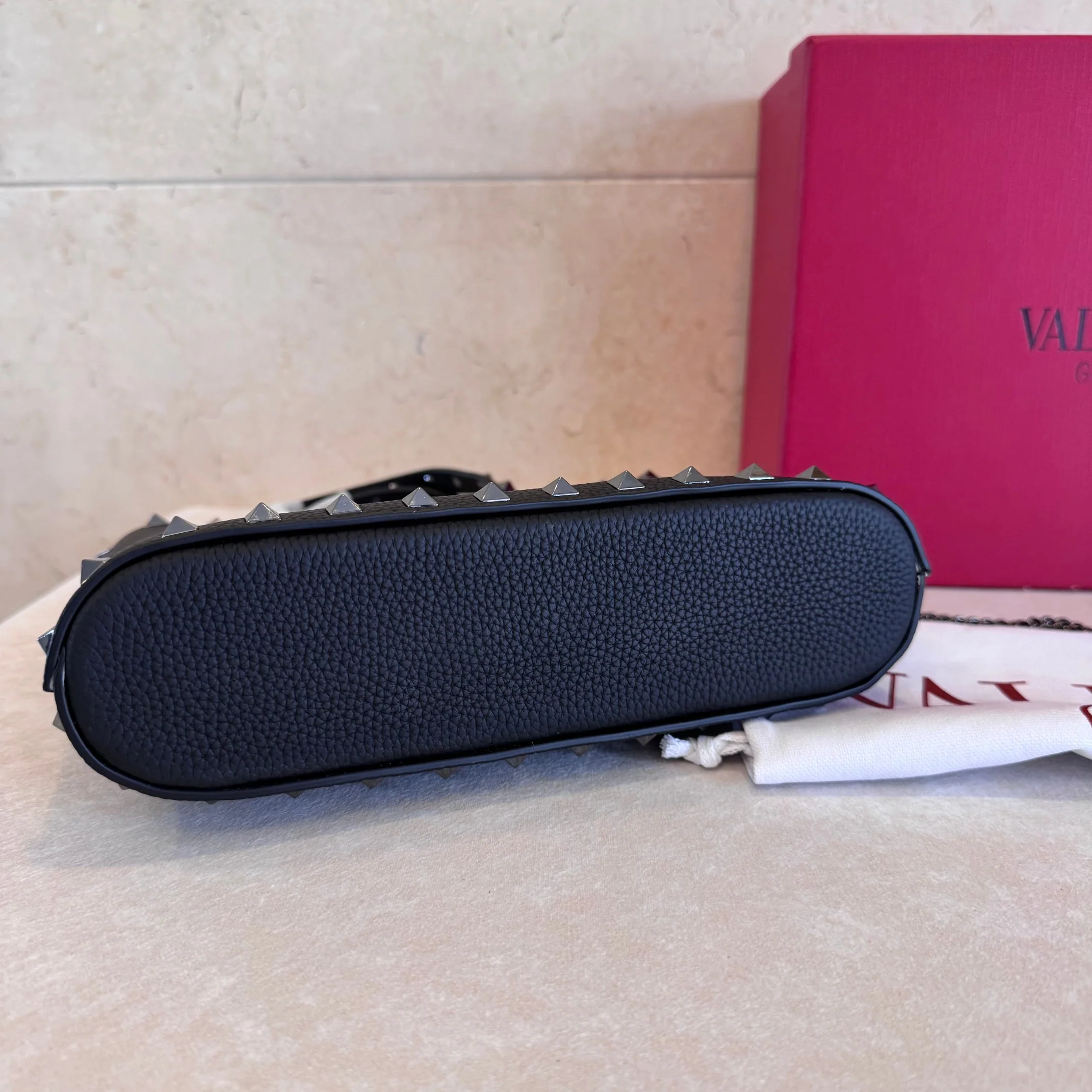 발렌티노 가라바니 락스터드 카프스킨 크로스백 상세 이미지 7