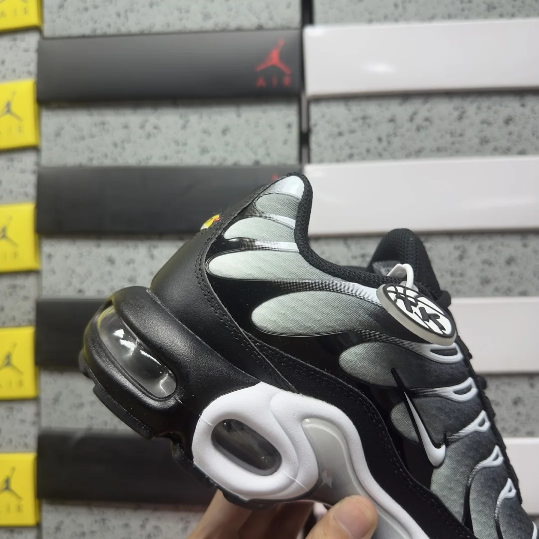 나이키 [TK] 에어 맥스 플러스 DM0032-003 201970 Nike Air Max Plus Black Silver White 상세 이미지 6