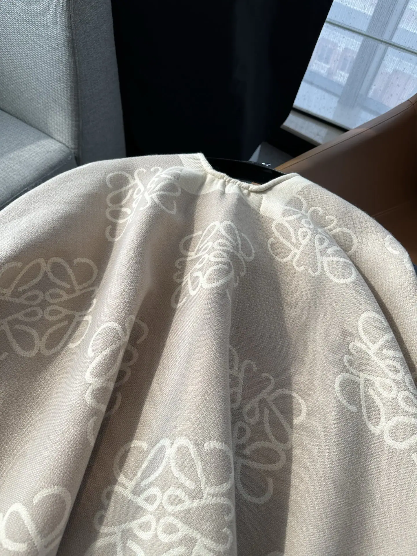 로에베 울 캐시미어 여성 케이프 숄 상세 이미지 8