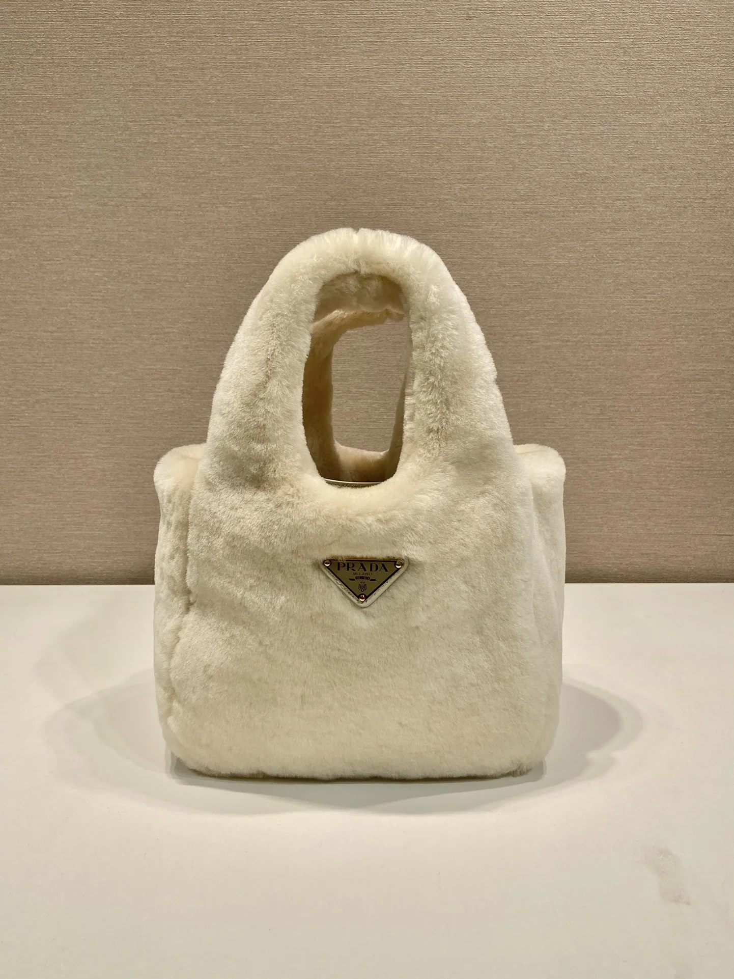 프라다 양가죽 마그네틱 잠금 핸드백 1BA349
