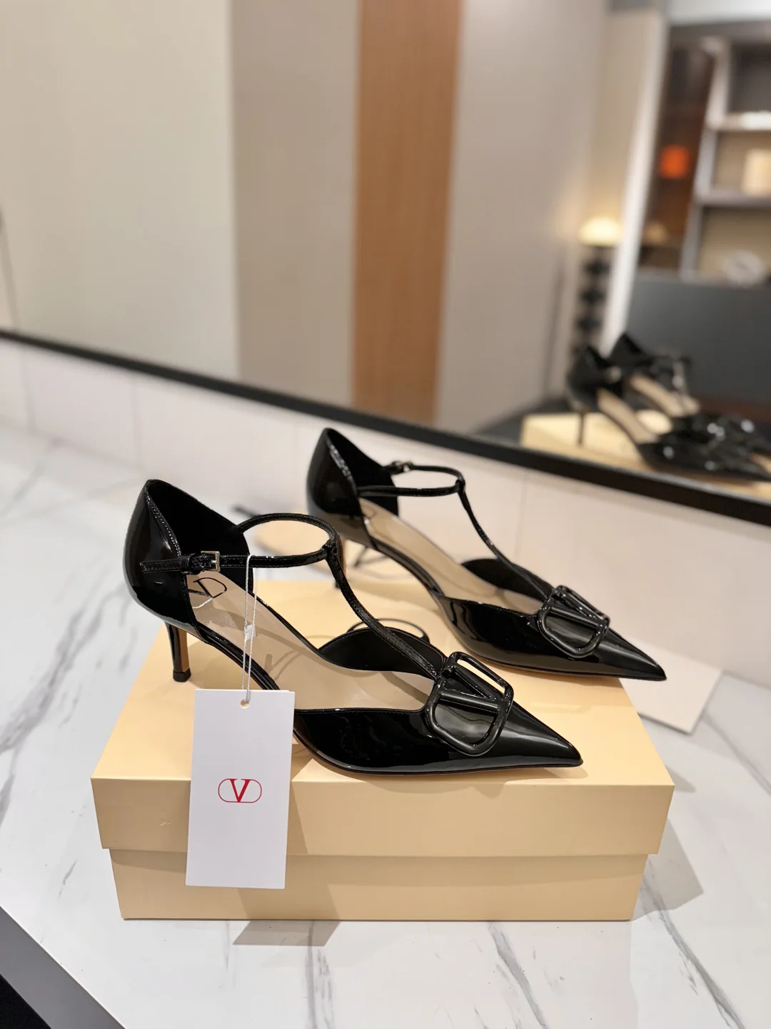 발렌티노 V 로고 버클 샌들 134670
