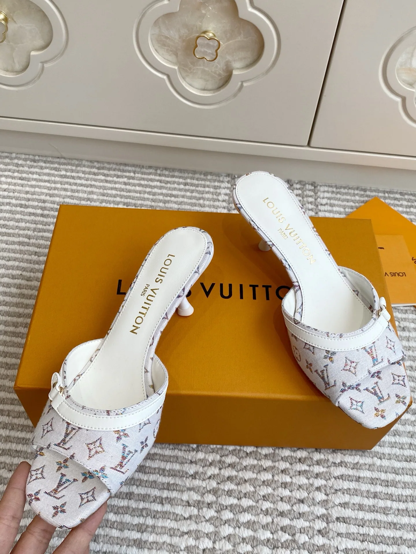 루이비통 LV 키티 스퀘어토 뮬힐 상세 이미지 2