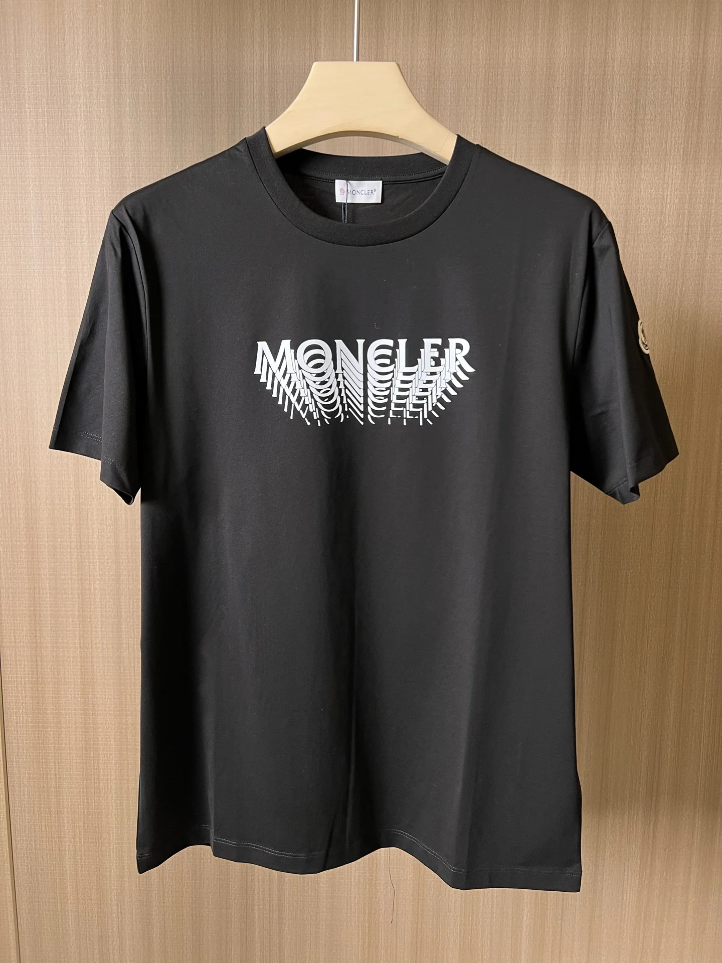 몽클레어 오버래핑 그라데이션 로고 반팔 티셔츠 상세 이미지 6