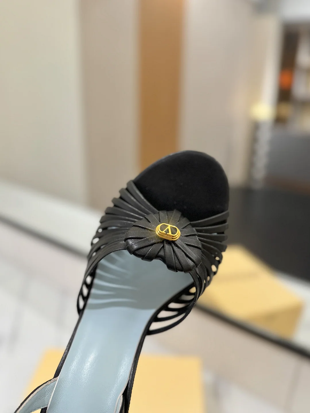 발렌티노 V 버클 하트 장식 샌들 상세 이미지 6