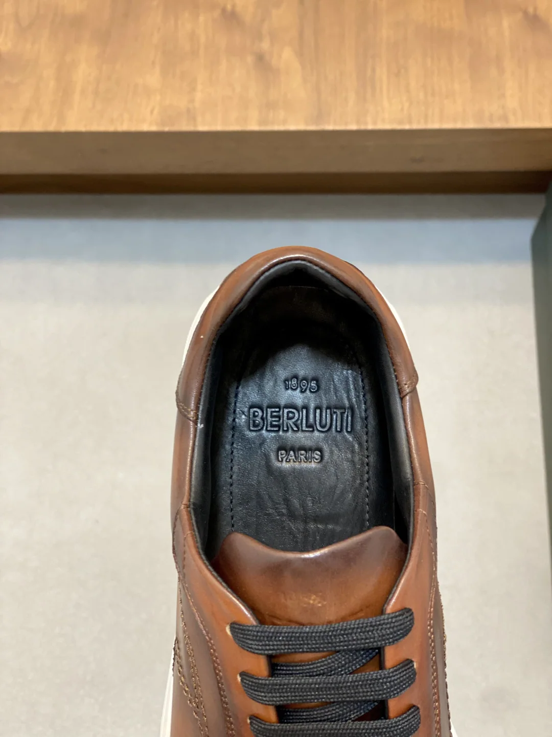 벨루티 소가죽 스크릿 패턴 로우컷 신발 상세 이미지 7