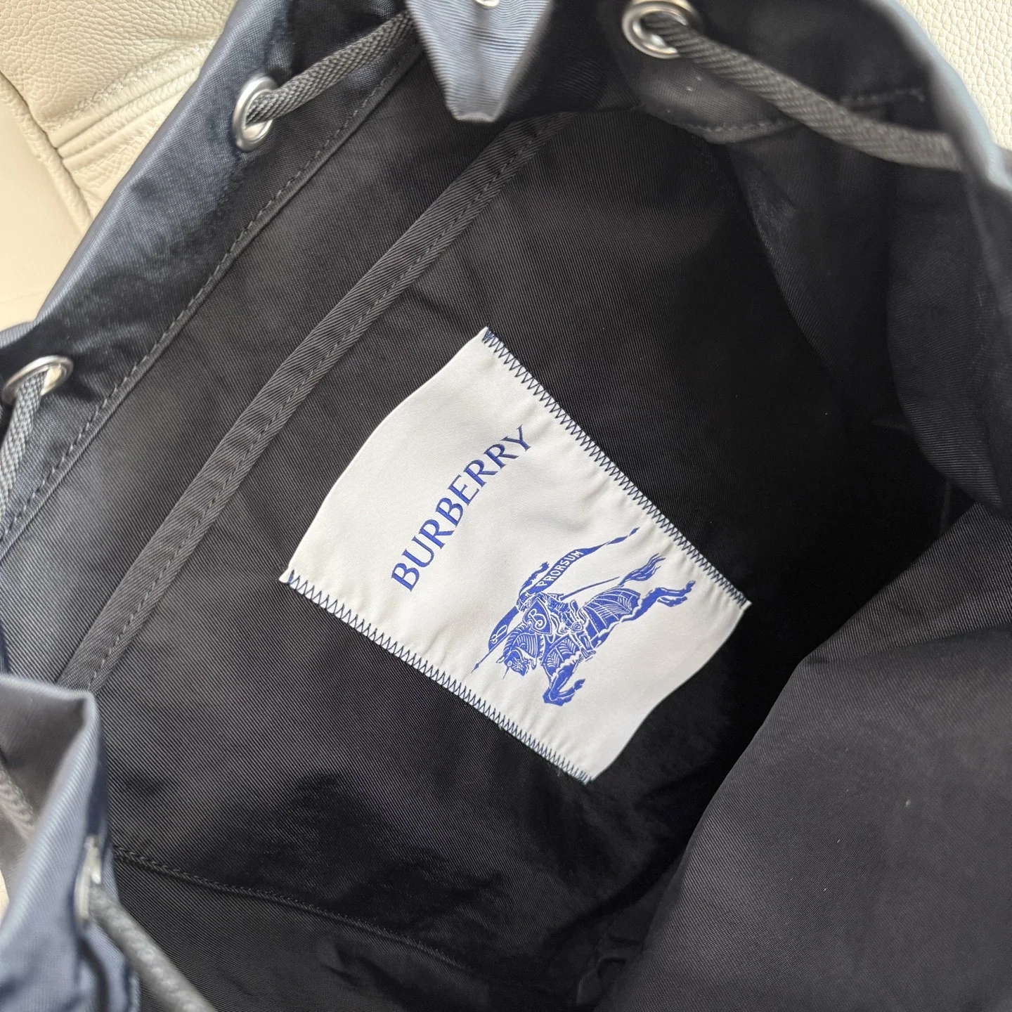 버버리 기마 문양 장식 백팩 상세 이미지 7