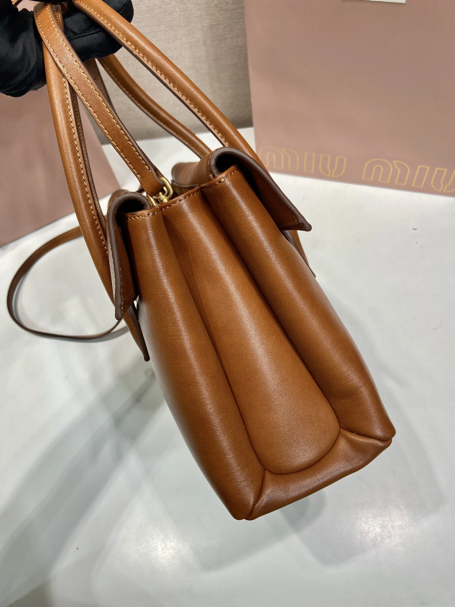 미우미우 카프스킨 핸드백 5BA302 상세 이미지 5