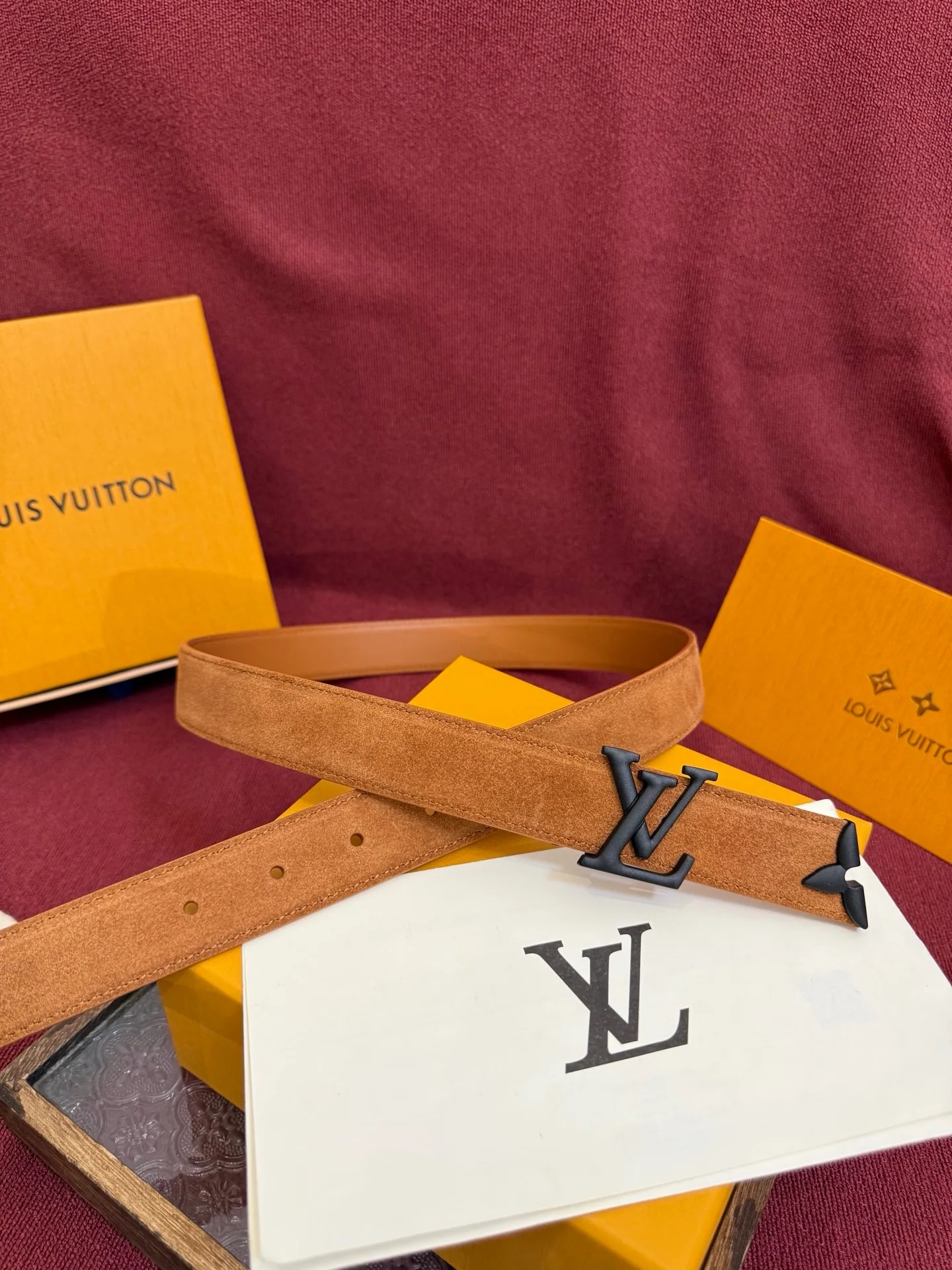 루이비통 LV 이니셜 골드 메탈 버클 스웨이드 벨트 상세 이미지 9