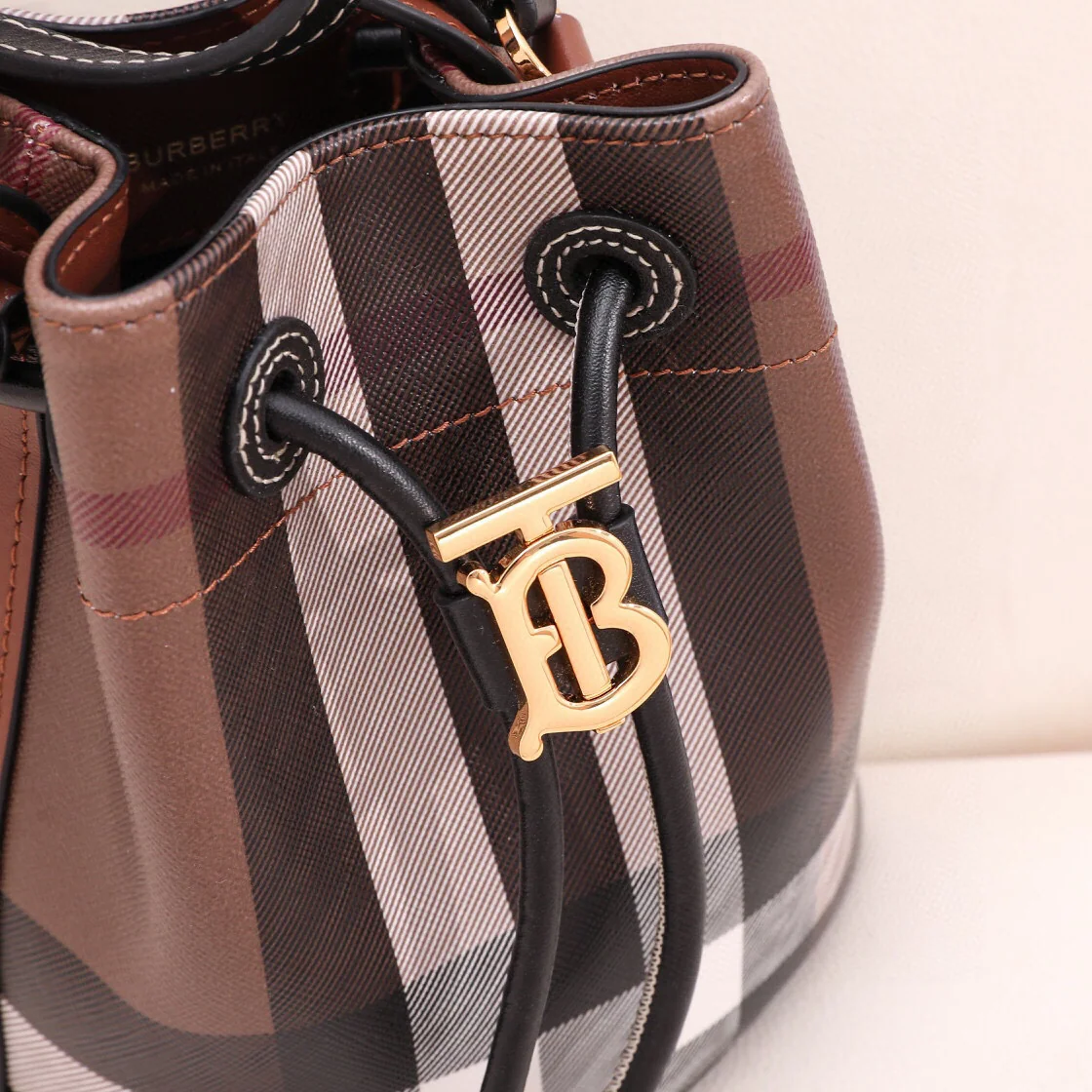 버버리 버치우드 브라운 미니 버킷백 상세 이미지 5