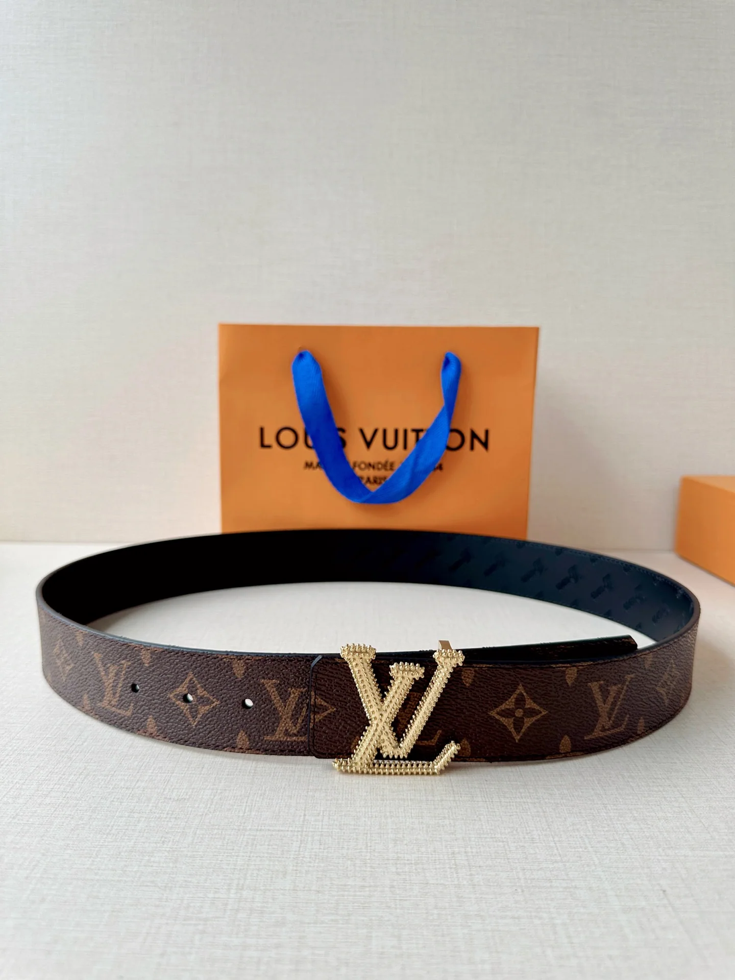 루이비통 LV 이니셜 스터드 리버서블 가죽 벨트 상세 이미지 1