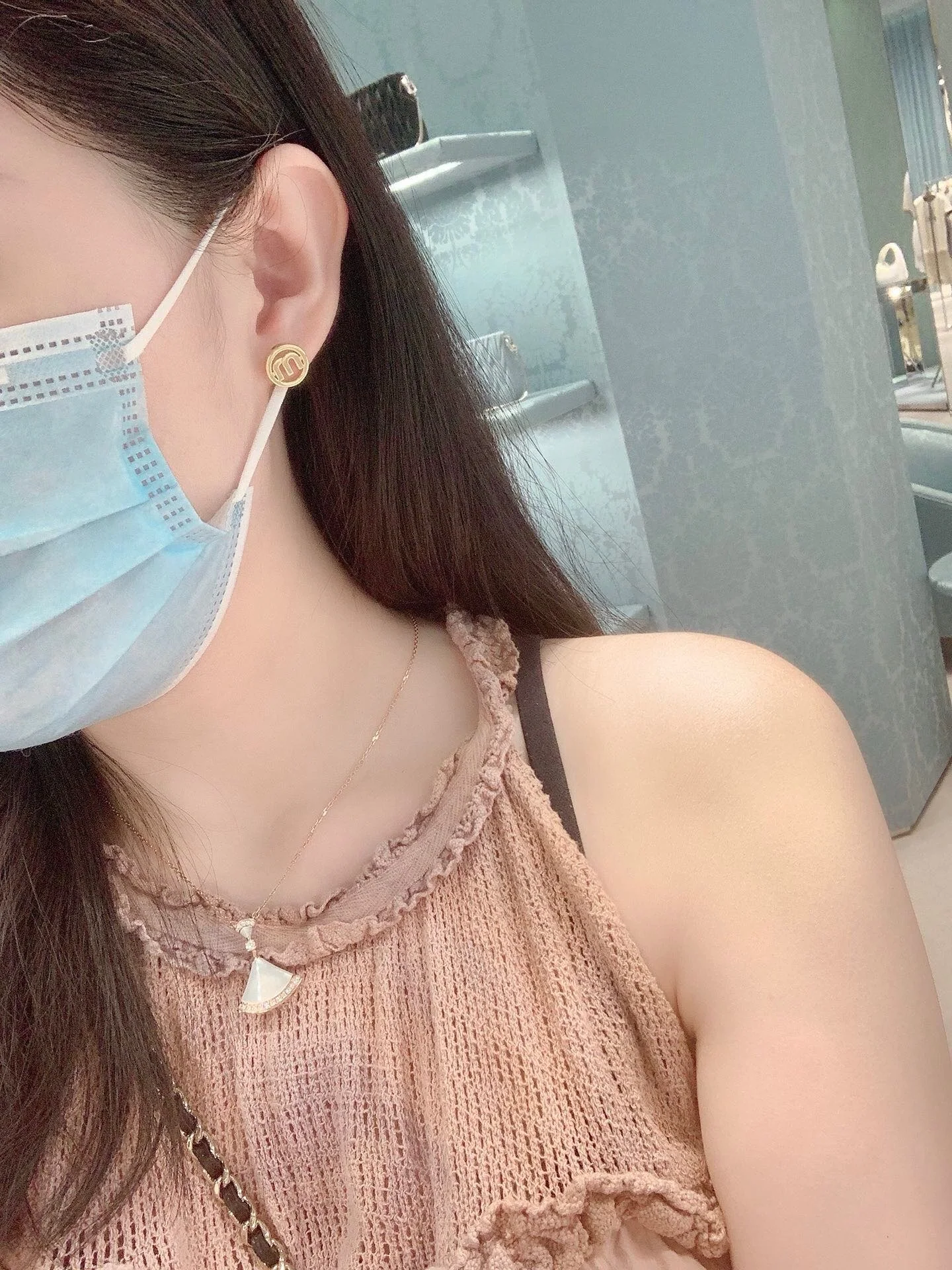 미우미우 미니멀 M 로고 귀걸이 상세 이미지 2